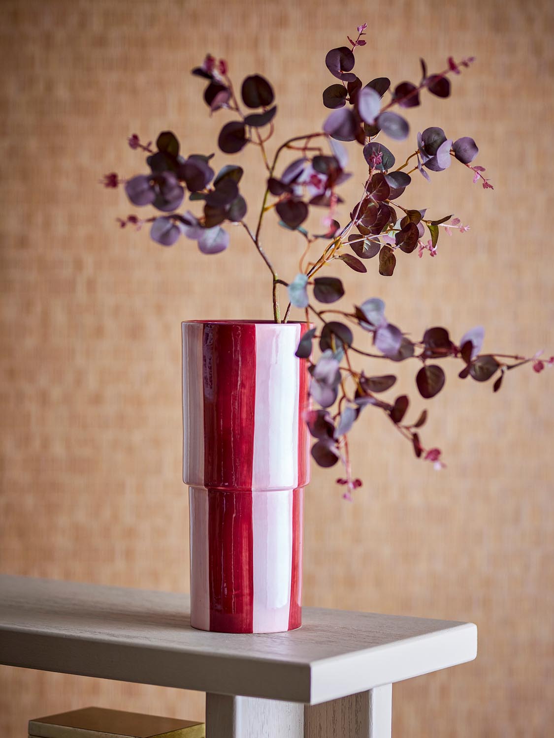 Floki Vase, Rot, Steingut in Red präsentiert im Onlineshop von KAQTU Design AG. Vase ist von Bloomingville