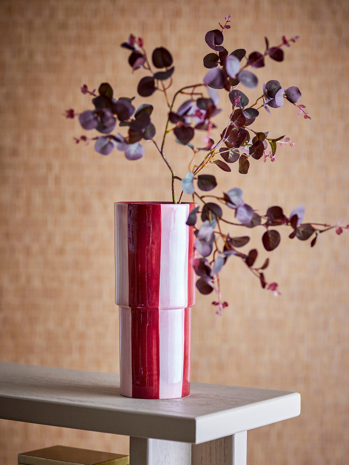 Floki Vase, Rot, Steingut in Red präsentiert im Onlineshop von KAQTU Design AG. Vase ist von Bloomingville