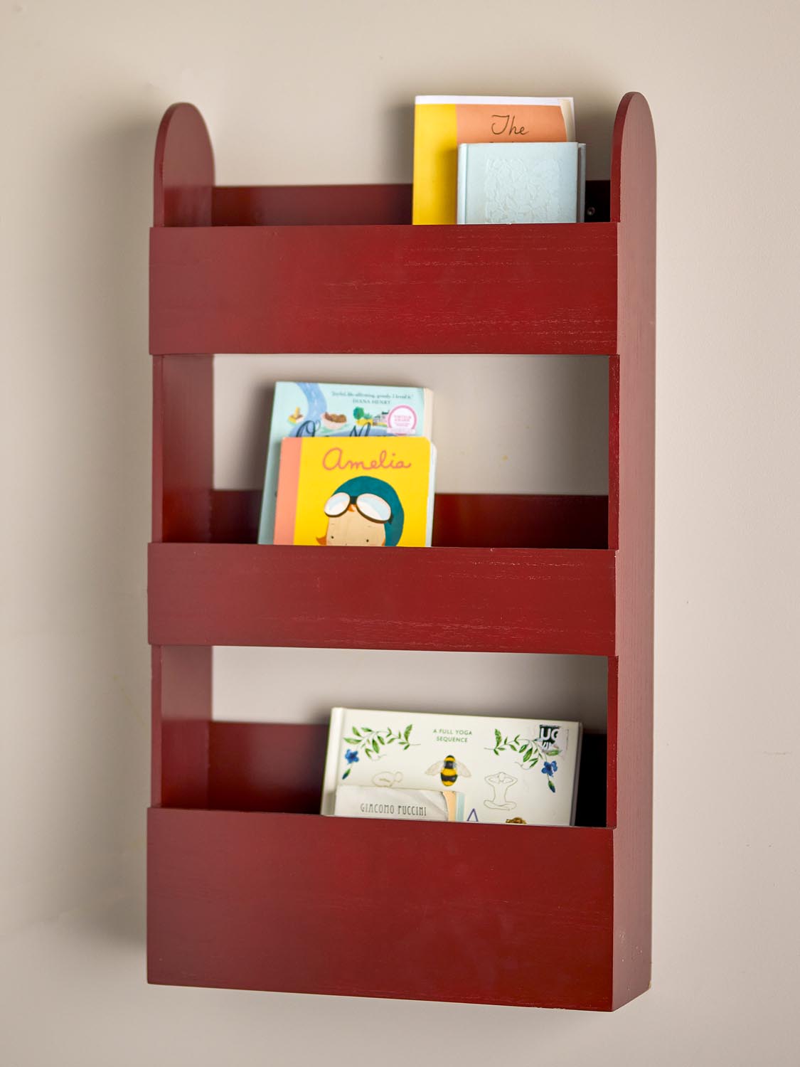 Moris Regal, Rot, Paulownia in Red präsentiert im Onlineshop von KAQTU Design AG. Wandregal ist von Bloomingville Mini