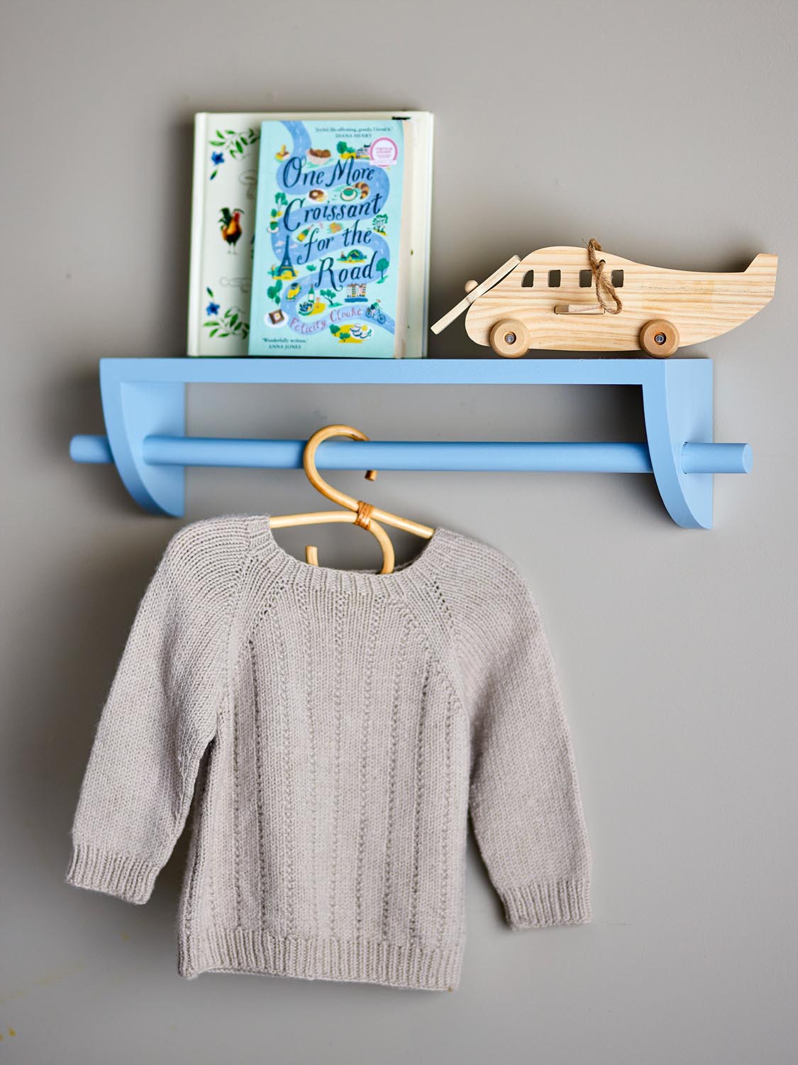 Mingus Regal, Blau, Paulownia in Blue präsentiert im Onlineshop von KAQTU Design AG. Wandregal ist von Bloomingville Mini