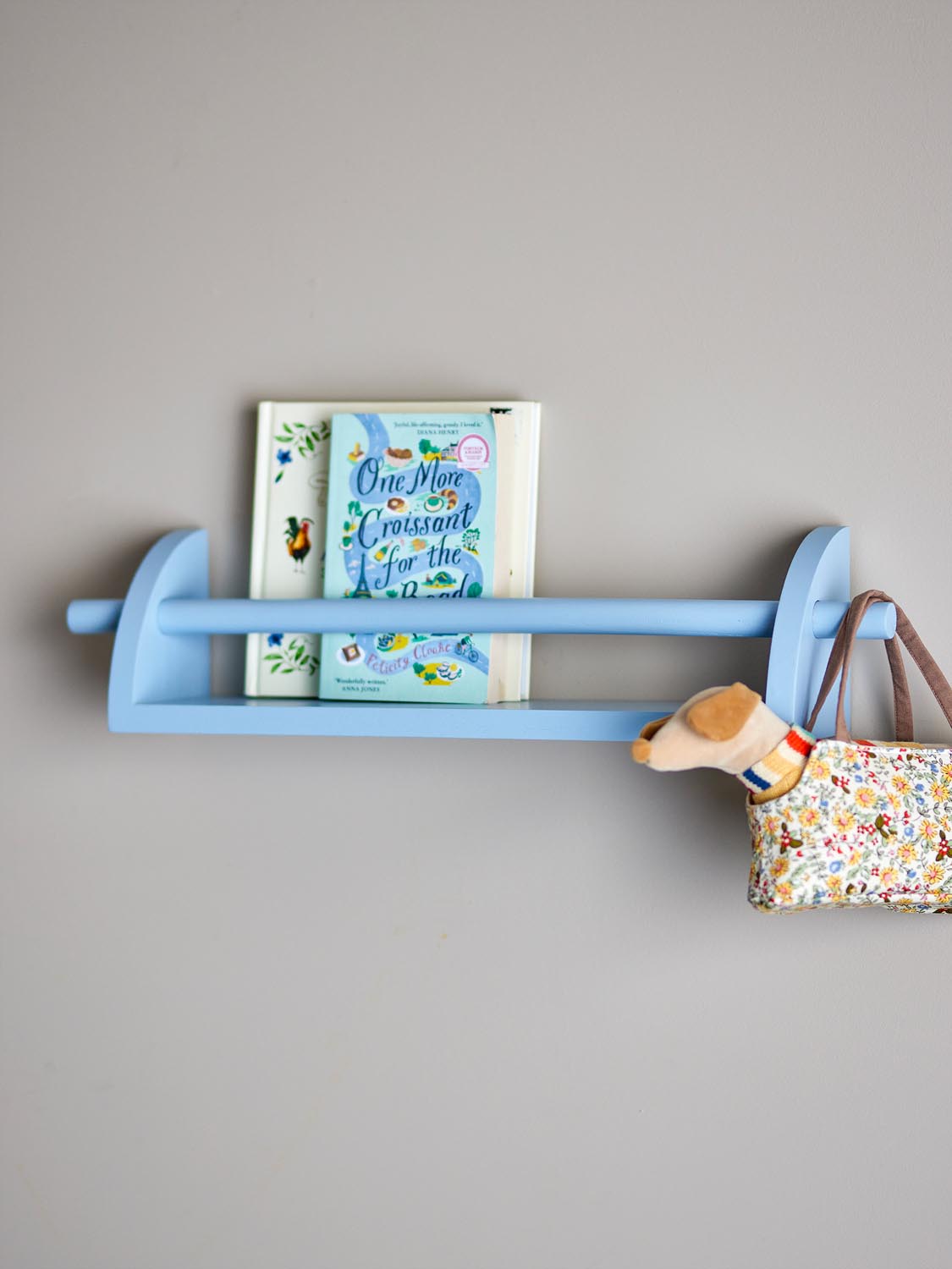 Mingus Regal, Blau, Paulownia in Blue präsentiert im Onlineshop von KAQTU Design AG. Wandregal ist von Bloomingville Mini