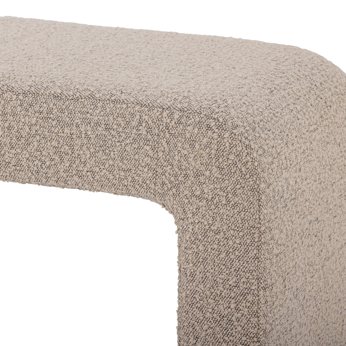 Beiger Bobbie Hocker von Bloomingville mit rundlicher Form, Polyesterbezug und Holzbeinen in Naturfarbe, auf hellem Hintergrund fotografiert