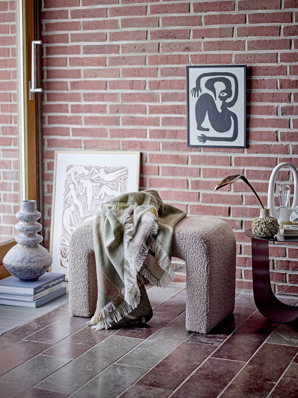 Hocker Bobbie von Bloomingville mit hellem Bouclé-Bezug aus Polyester auf Beinen
