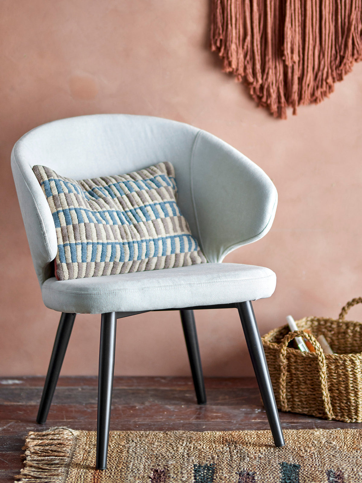 Loon Loungesessel in Beige von Creative Collection mit gepolstertem Polyesterbezug, geschwungener Rückenlehne und schwarzen Metallbeinen im Boho Chic Stil.