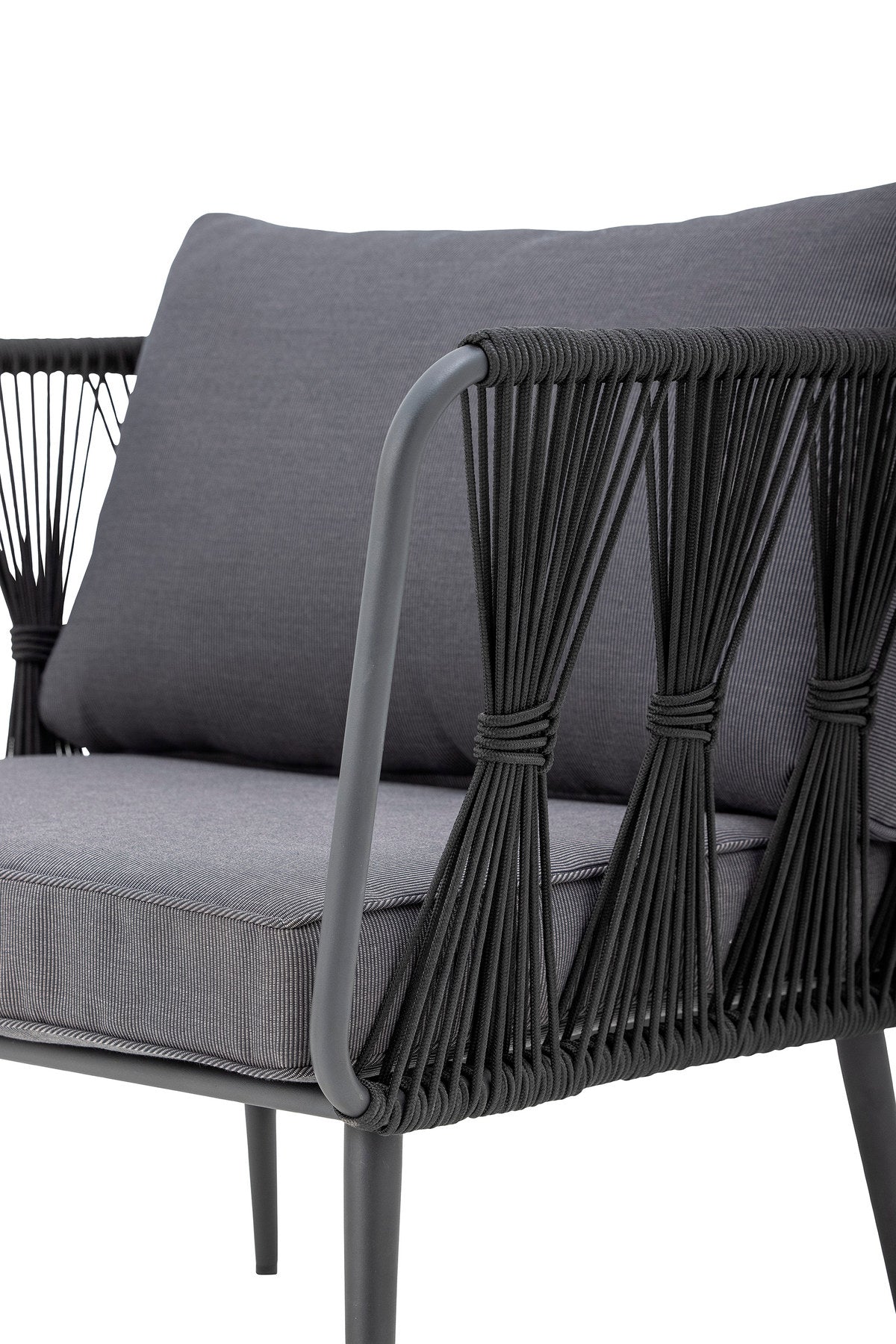 Pavone Loungesessel, Schwarz, Metall in Black präsentiert im Onlineshop von KAQTU Design AG. Outdoor-Sessel mit Armlehnen ist von Bloomingville