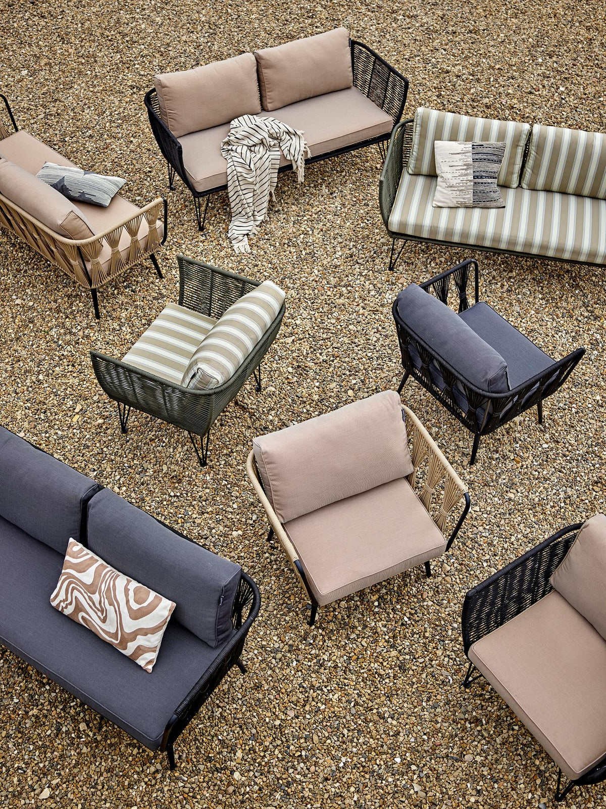 Pavone Tisch, Schwarz, Metall in Black präsentiert im Onlineshop von KAQTU Design AG. Couchtisch ist von Bloomingville