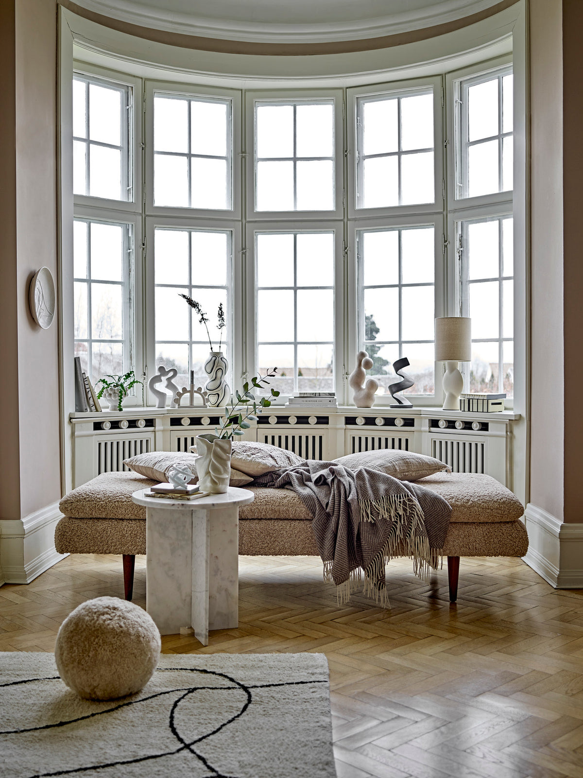 Tagesbett Pione von Bloomingville in Beige mit Polyester-Bezug, braunen Holzbeinen aus Sperrholz, Kiefer und Gummibaum, klare Linienführung