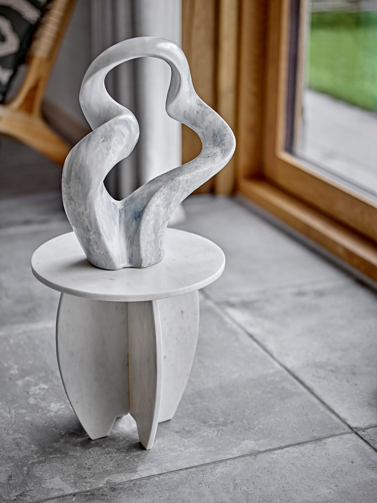 Sendai Sockel, Weiss, Marmor in Weiss präsentiert im Onlineshop von KAQTU Design AG. Kunstgegenstände ist von Bloomingville