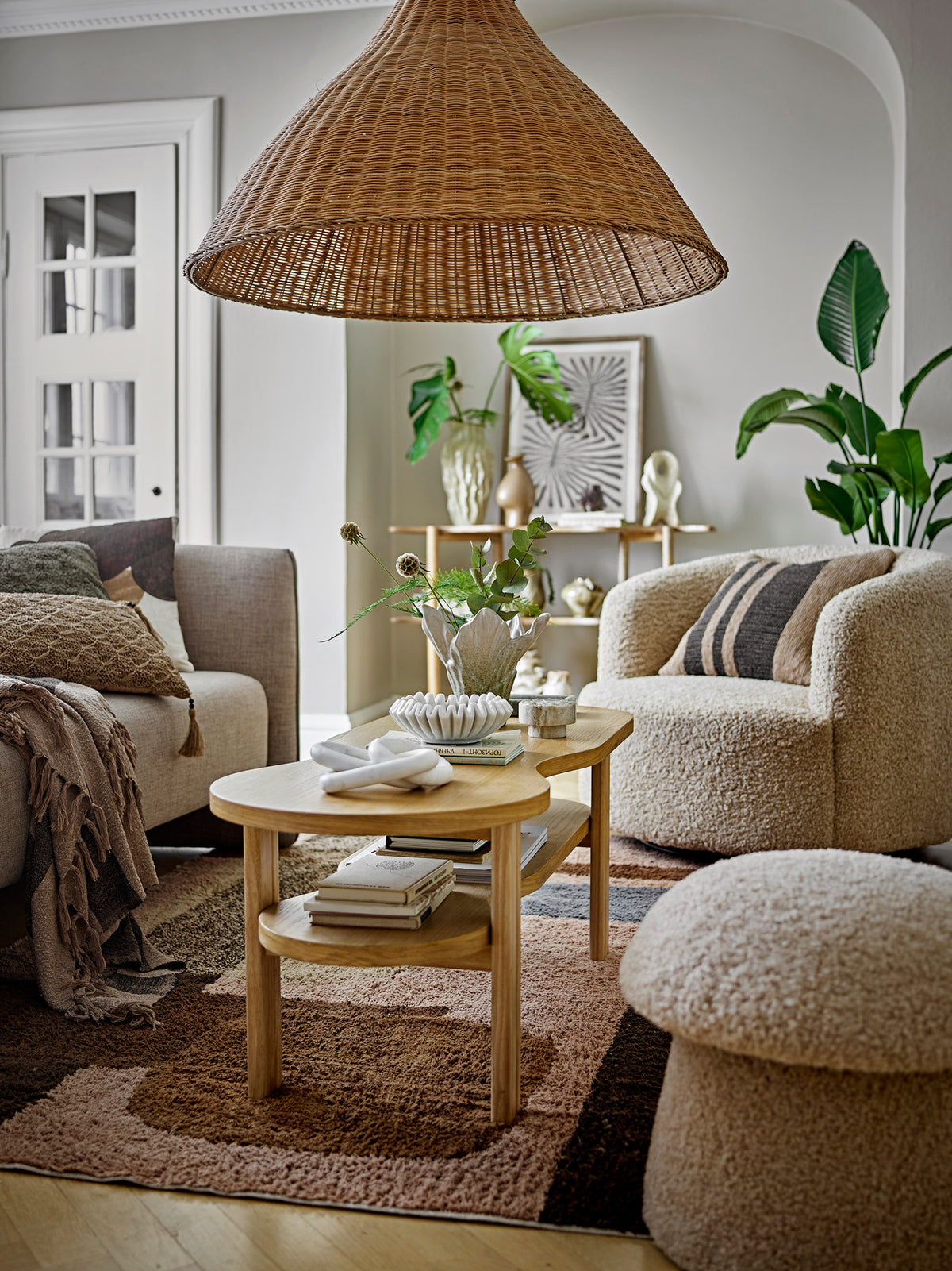 Bocca Loungesessel in Beige mit texturiertem Polyesterbezug, organischer Form und drehbarem Untergestell aus Kiefernholz und Eisen, Beine in Natur.