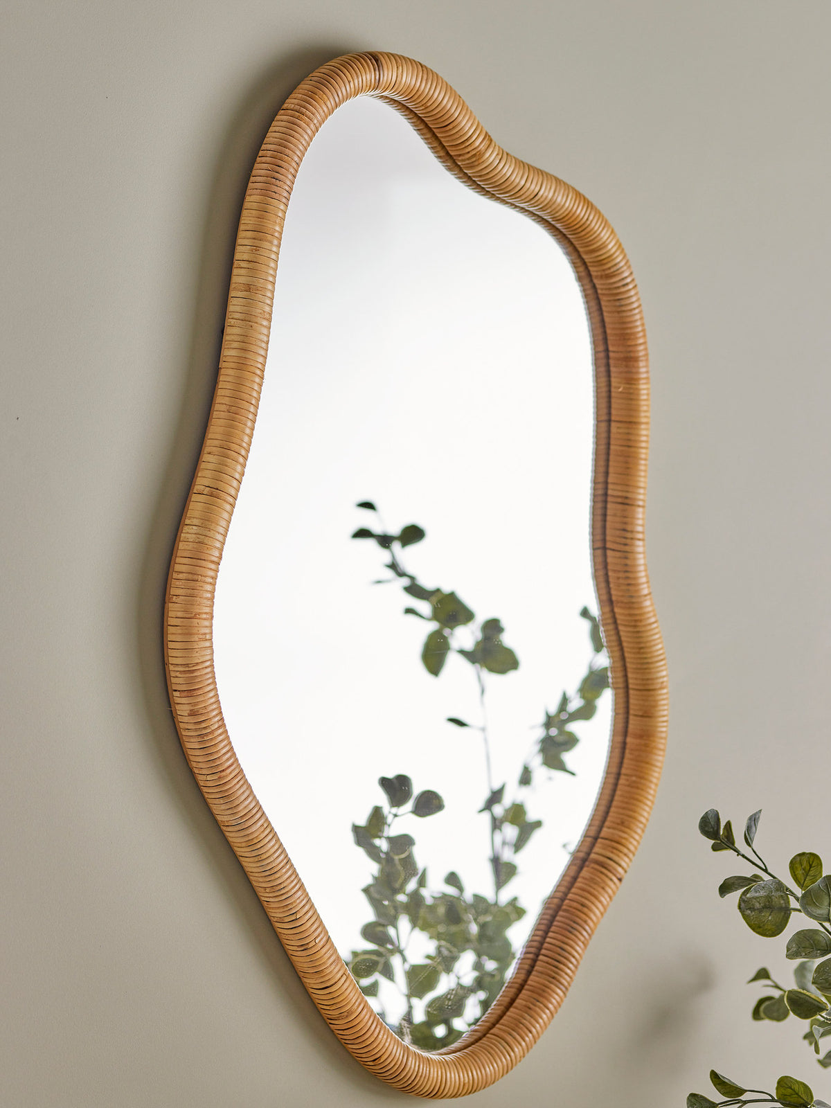 Ashlie Wand-Spiegel, Natur, Rattan in Natur präsentiert im Onlineshop von KAQTU Design AG. Wandspiegel ist von Bloomingville