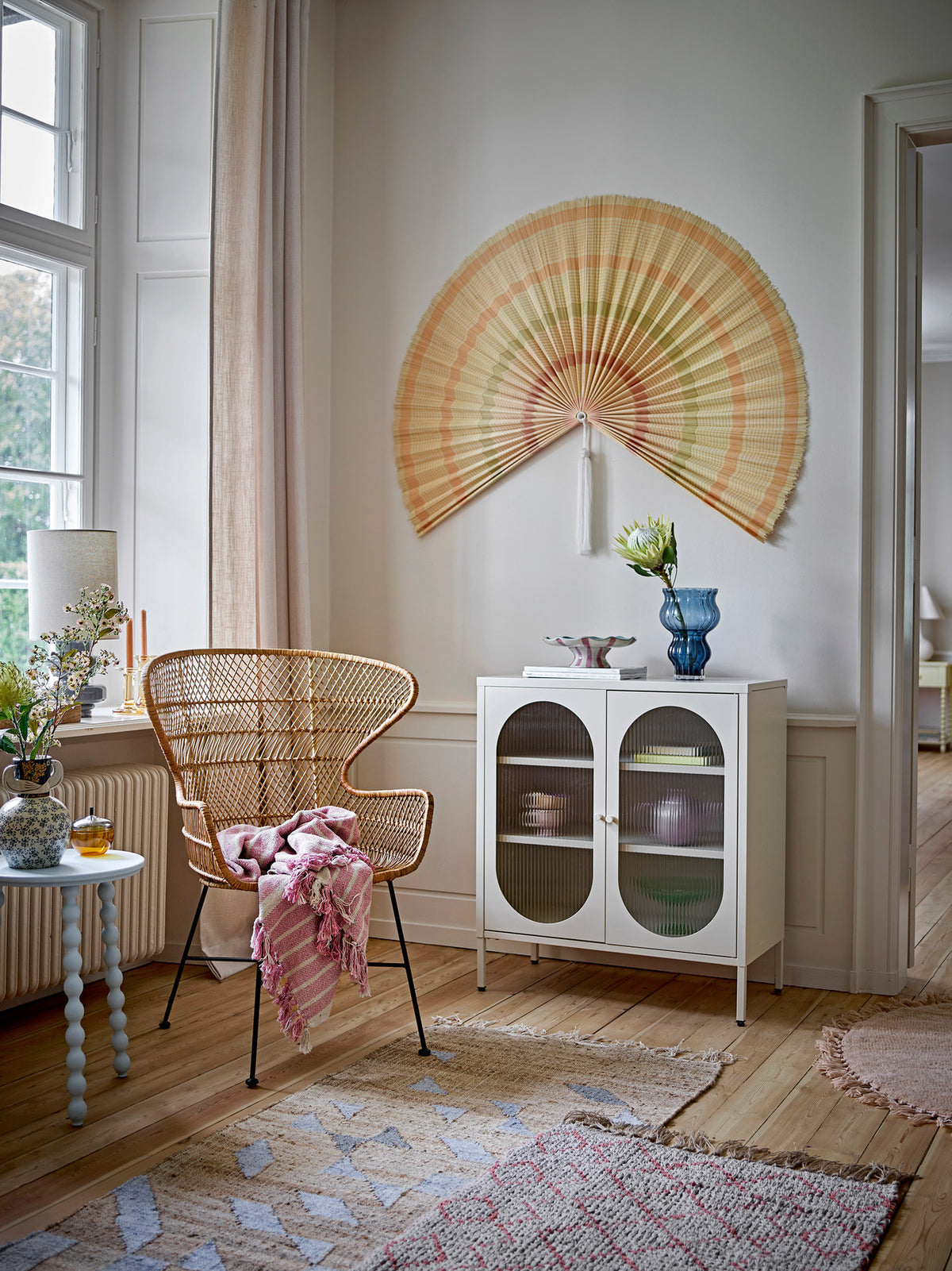 Weisses Kabinett aus Eisen und Glas von Bloomingville mit zwei Türen, geriffelten Glasdetails und grauen Beinen, Serie Kabinett