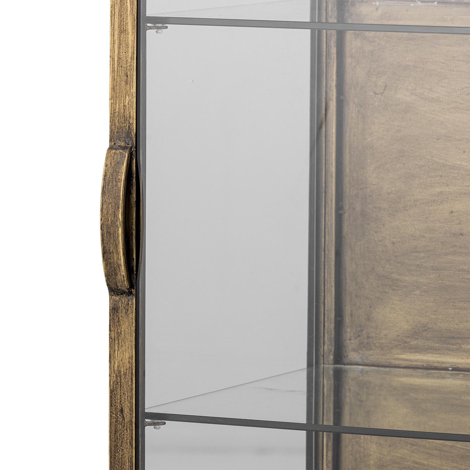 Das Saone Kabinett von Bloomingville kombiniert edles Messing mit robustem Glas. Ideal für stilvolle Präsentationen in jedem Raum.