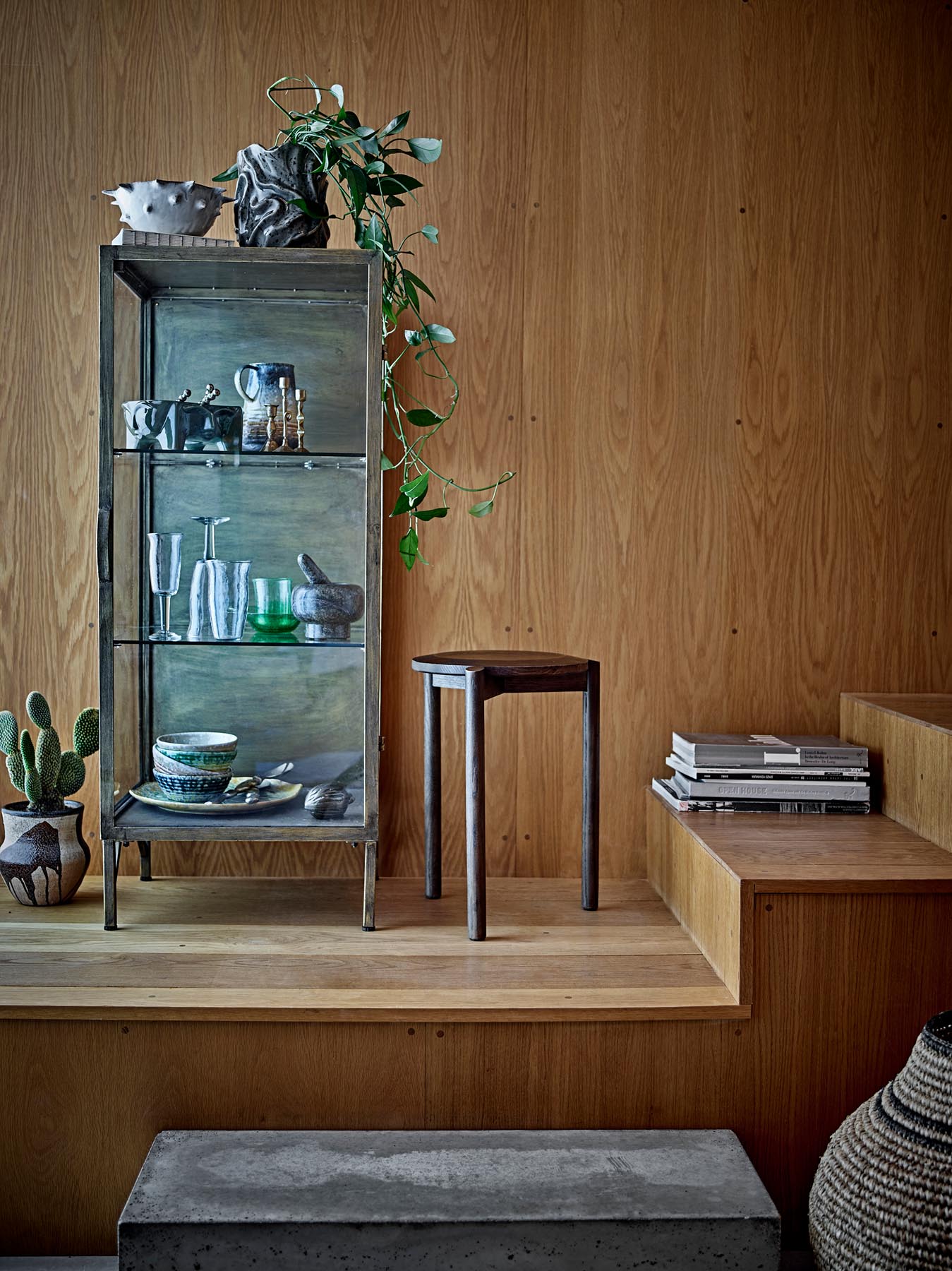 Saone Kabinett, Brass, Gehärtetes Glas in Messing präsentiert im Onlineshop von KAQTU Design AG. Standregal ist von Bloomingville
