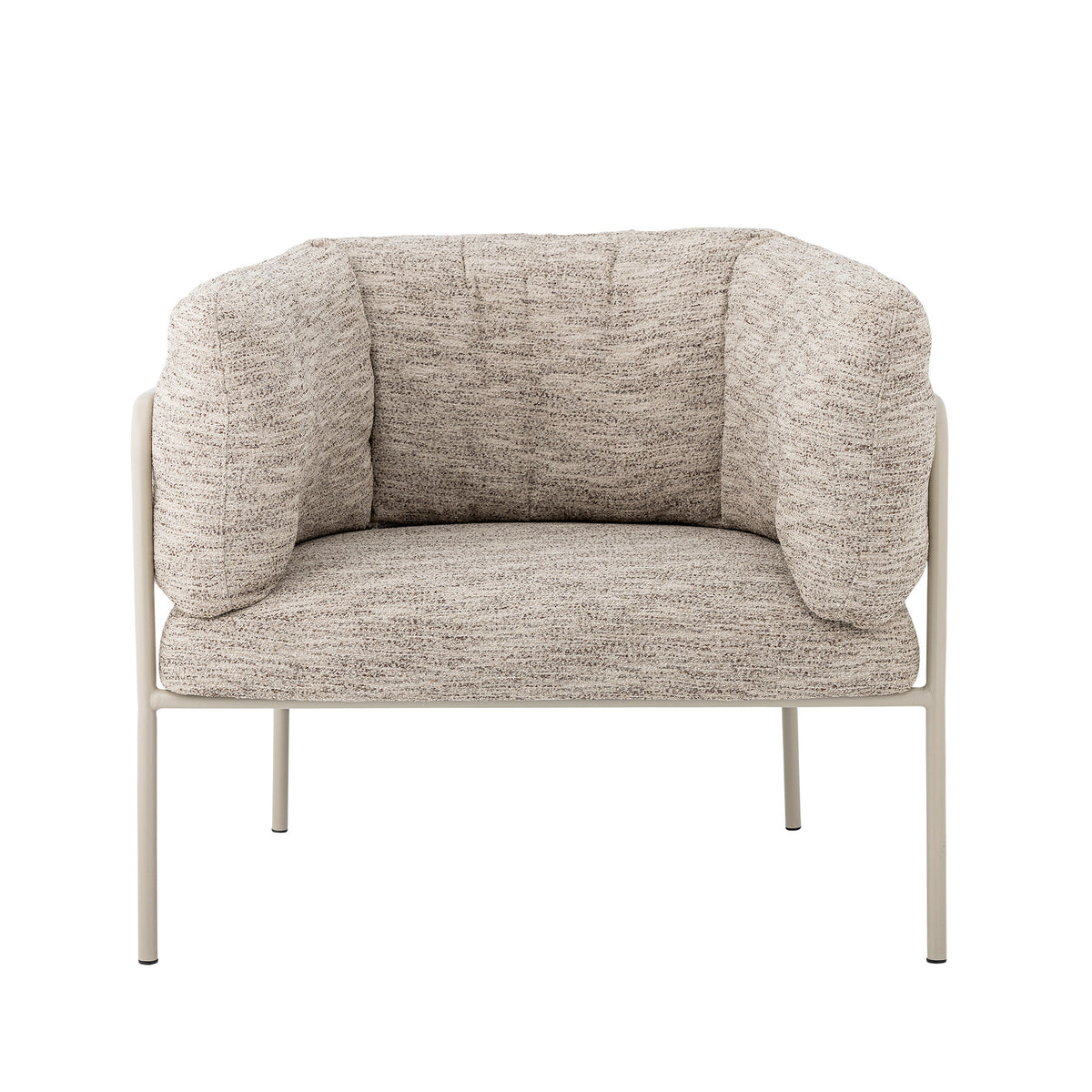 Karel Loungesessel in Beige von Bloomingville mit strukturiertem Flachgewebe-Bezug, abgerundeten Kissen und pulverbeschichteten Beinen aus Eisen.