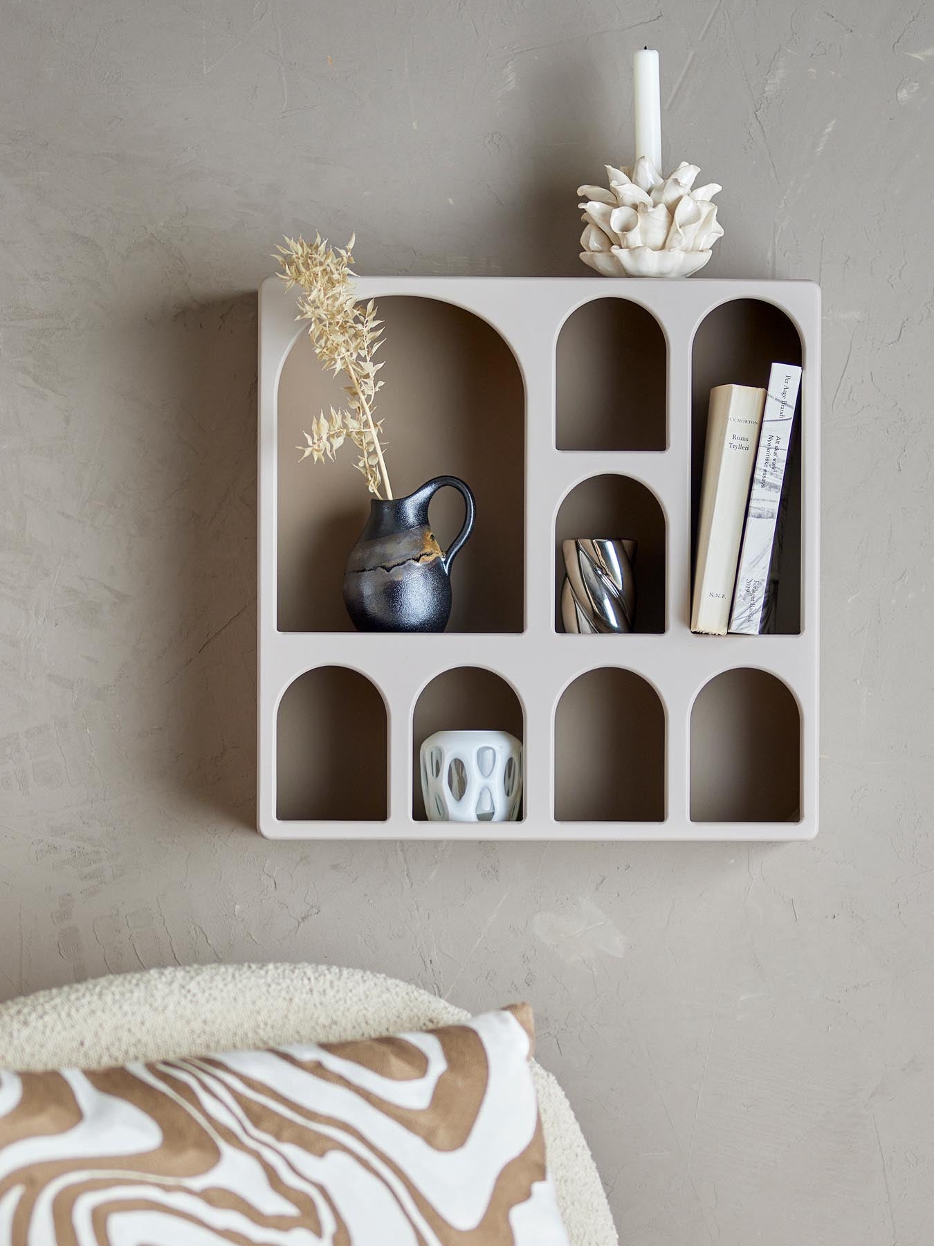 Entdecken Sie das stilvolle Graphia Bücherregal von Bloomingville in elegantem Braun. Hochwertiges MDF, vielseitige Fächer und modernes Design für Ihr Zuhause.