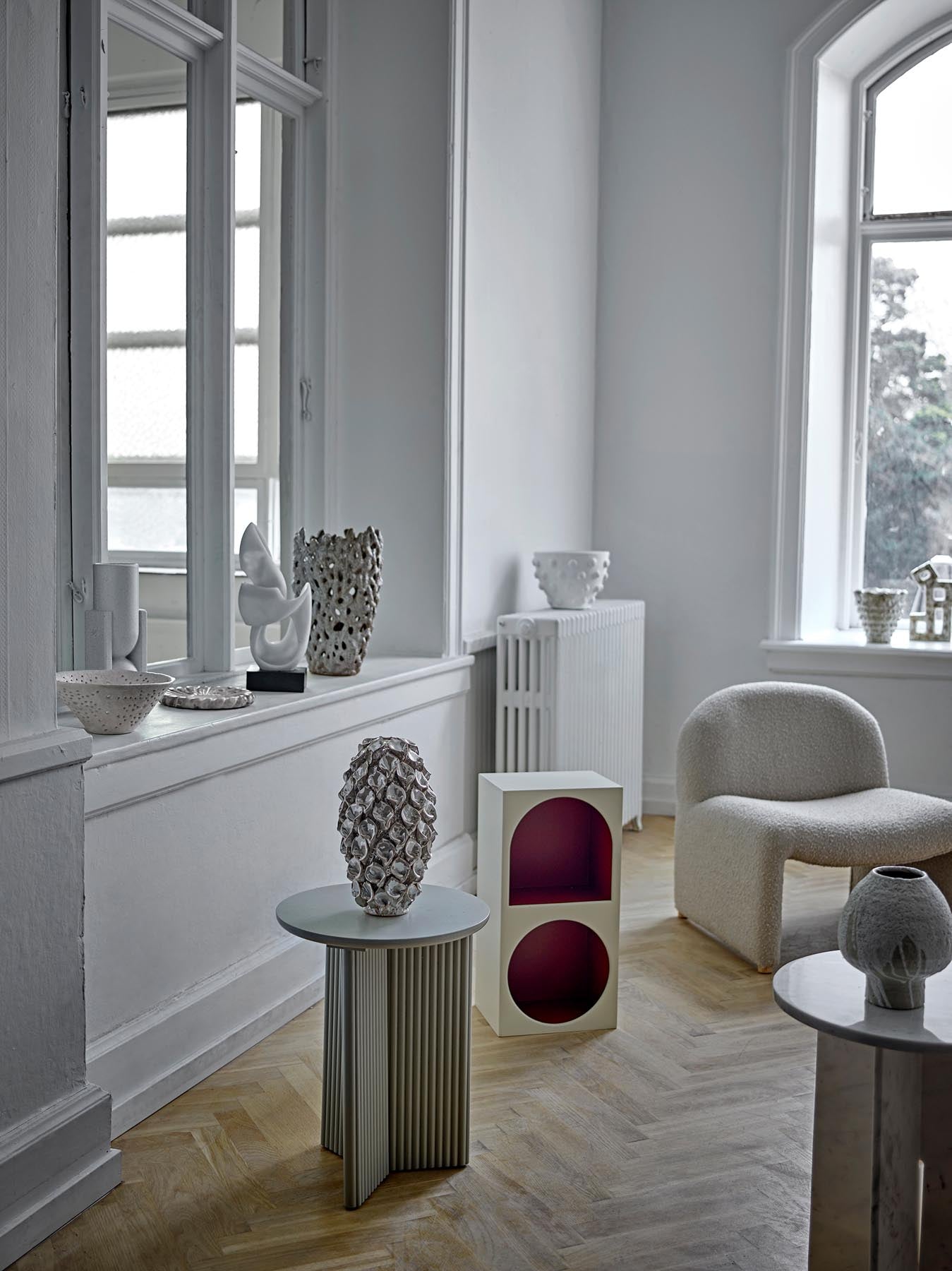 Edith Beistelltisch, Weiß, Tannenholz in Weiß präsentiert im Onlineshop von KAQTU Design AG. Tablett ist von Bloomingville