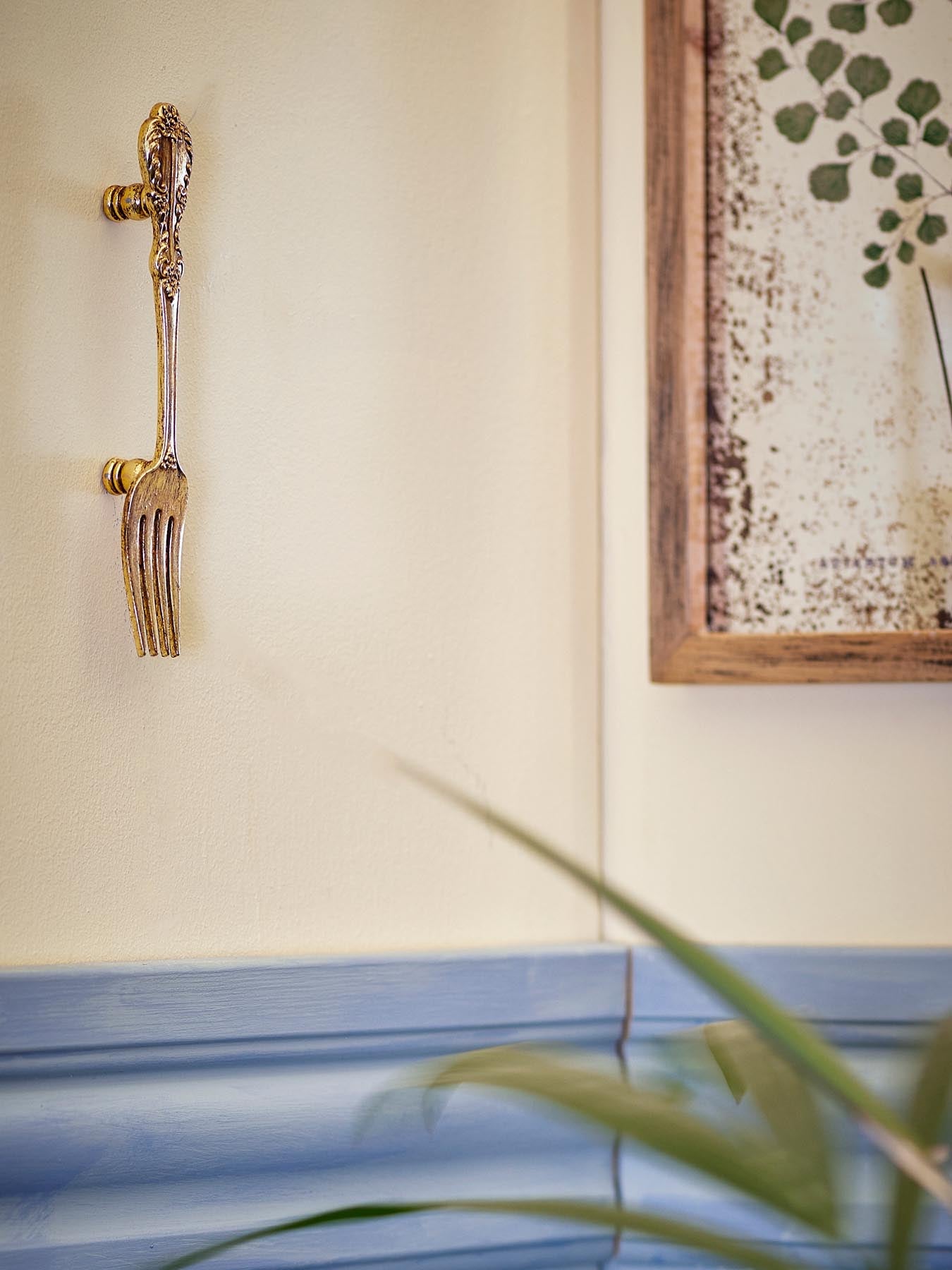 Cella Haken, Brass, Pewter in Messing präsentiert im Onlineshop von KAQTU Design AG. Kleiderständer ist von Creative Collection