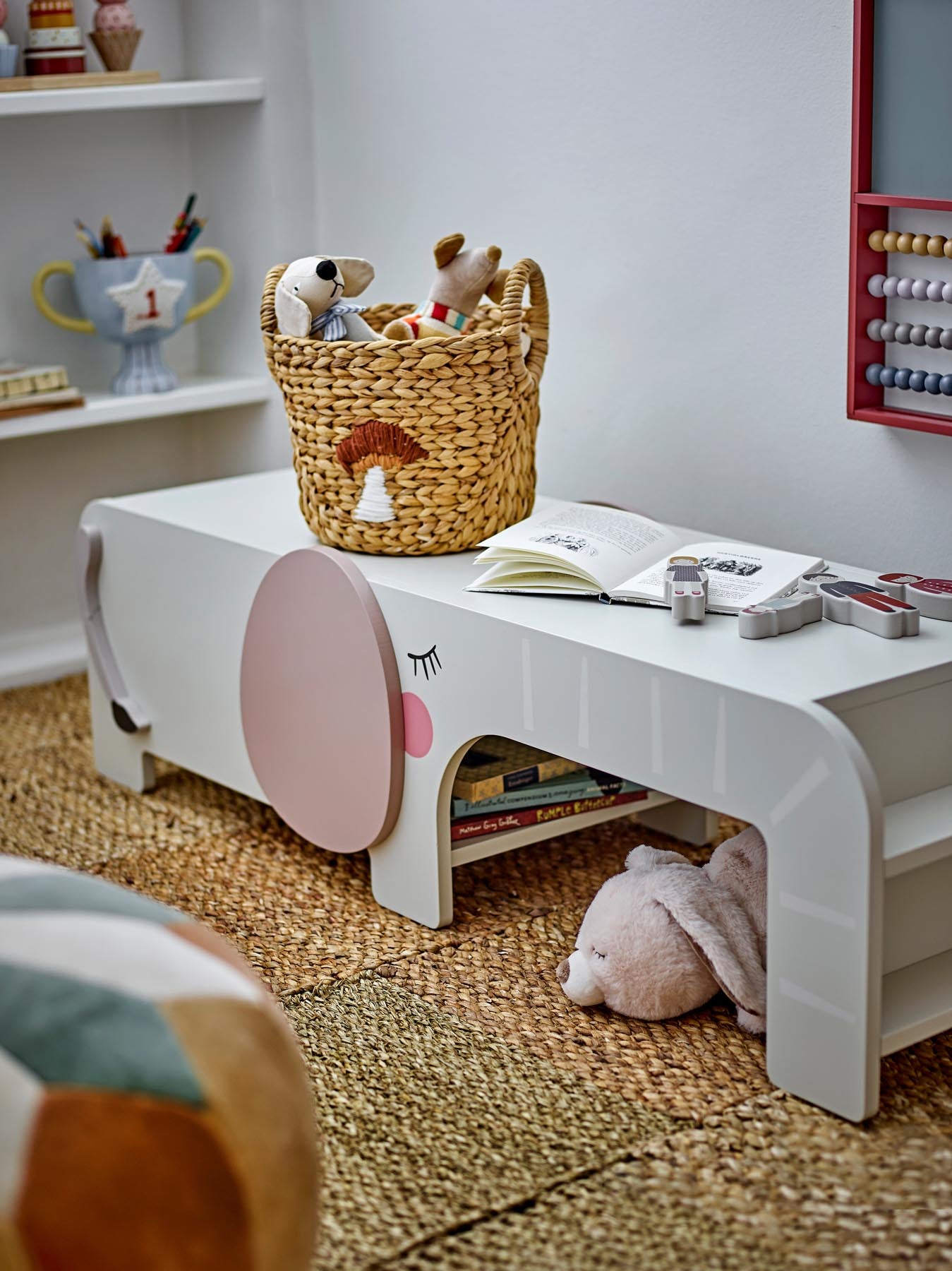 Entdecken Sie das Berta Plüschtier von Bloomingville Mini: Ein wendbares Kuscheltier, das einen Hasen und einen Bären vereint – perfekt zum Spielen und Träumen!