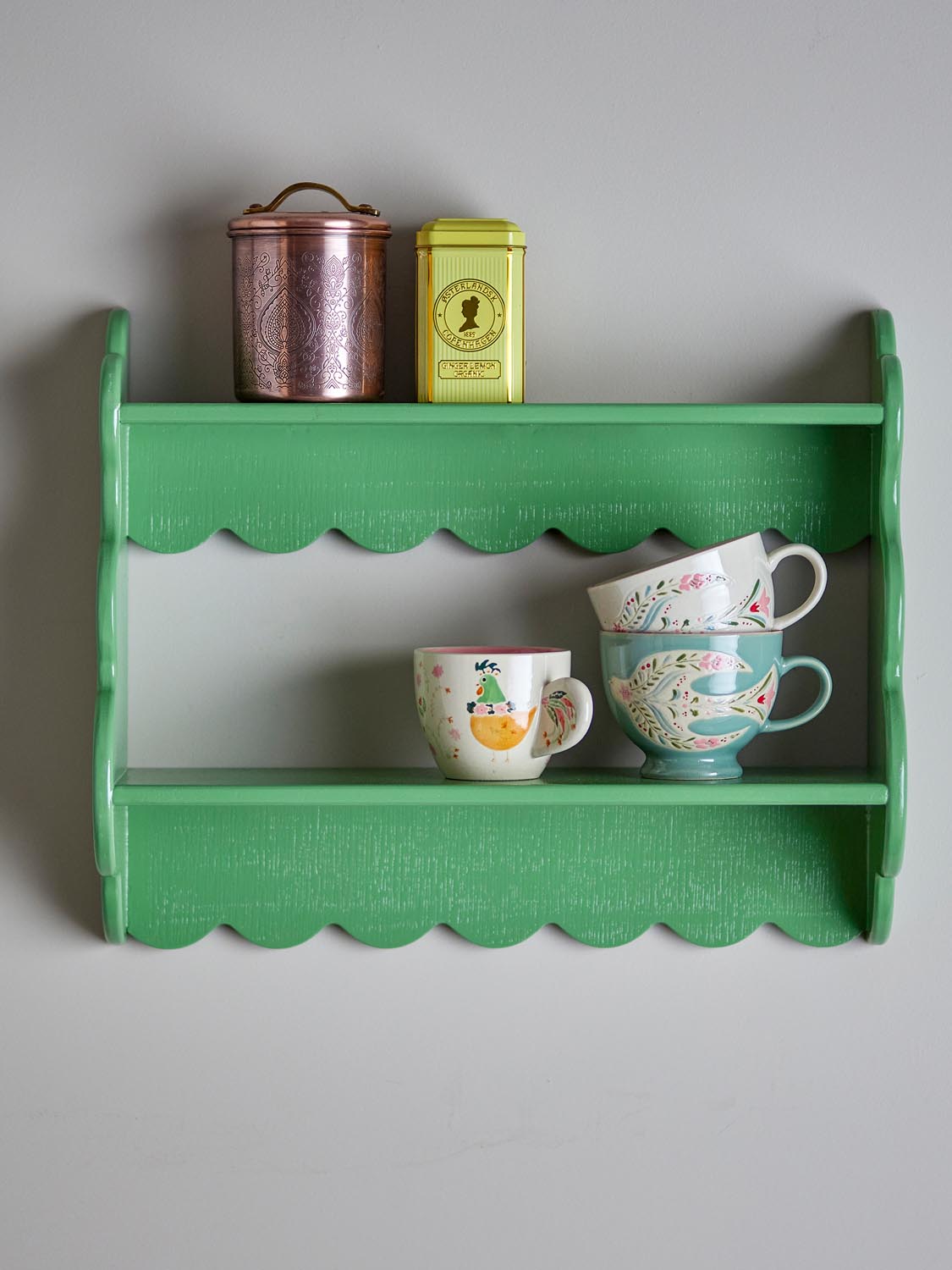Salla Regal, Grün, Tannenholz in Green präsentiert im Onlineshop von KAQTU Design AG. Wandregal ist von Creative Collection