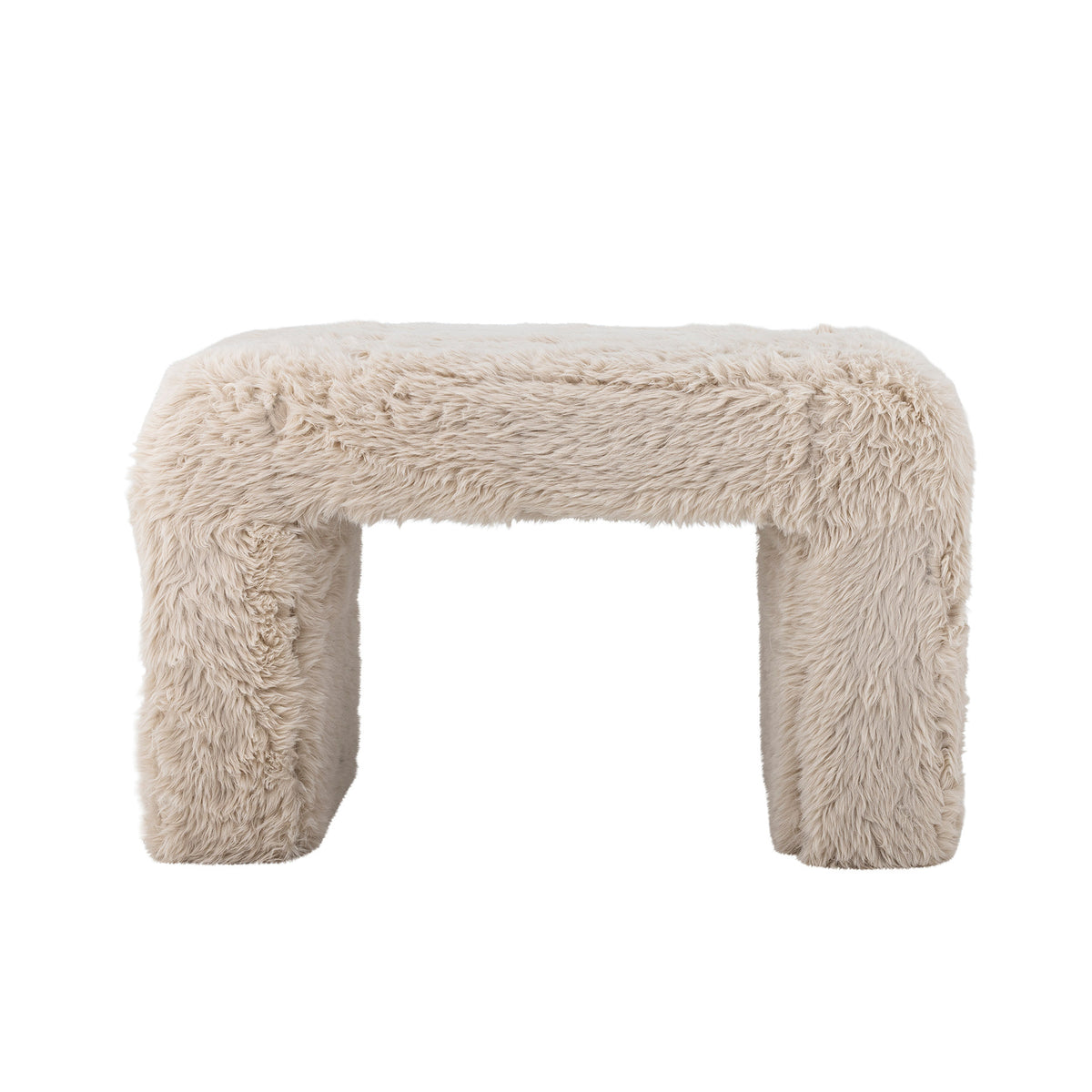 Beiger Bobbie Hocker von Bloomingville mit rundlicher Form, Polyesterbezug und Holzbeinen in Naturfarbe, auf hellem Hintergrund fotografiert