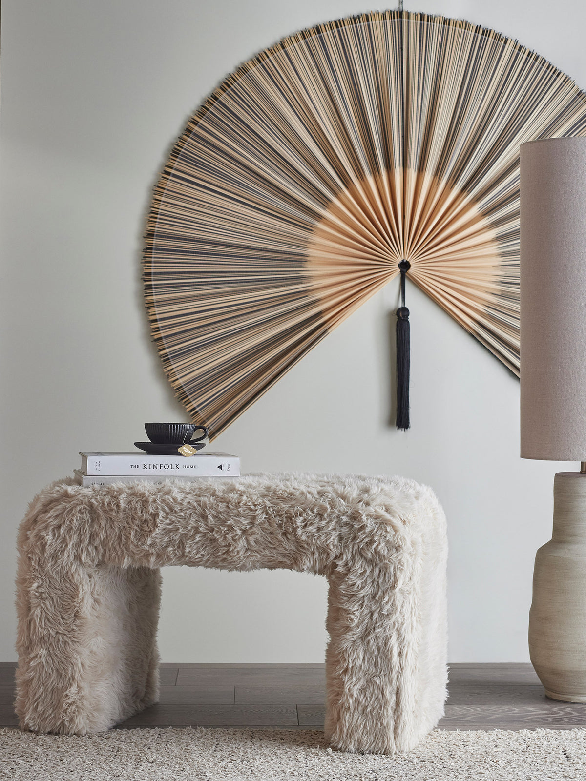 Beiger Bobbie Hocker von Bloomingville mit rundlicher Form, Polyesterbezug und Holzbeinen in Naturfarbe, auf hellem Hintergrund fotografiert