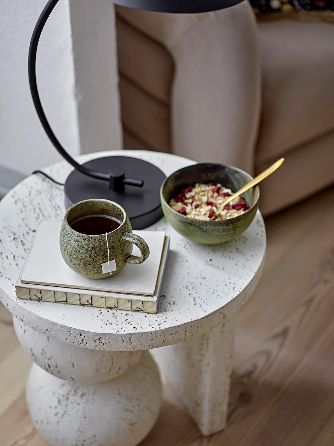 Tally Beistelltisch, Weiß, Harz in White präsentiert im Onlineshop von KAQTU Design AG. Standregal ist von Bloomingville