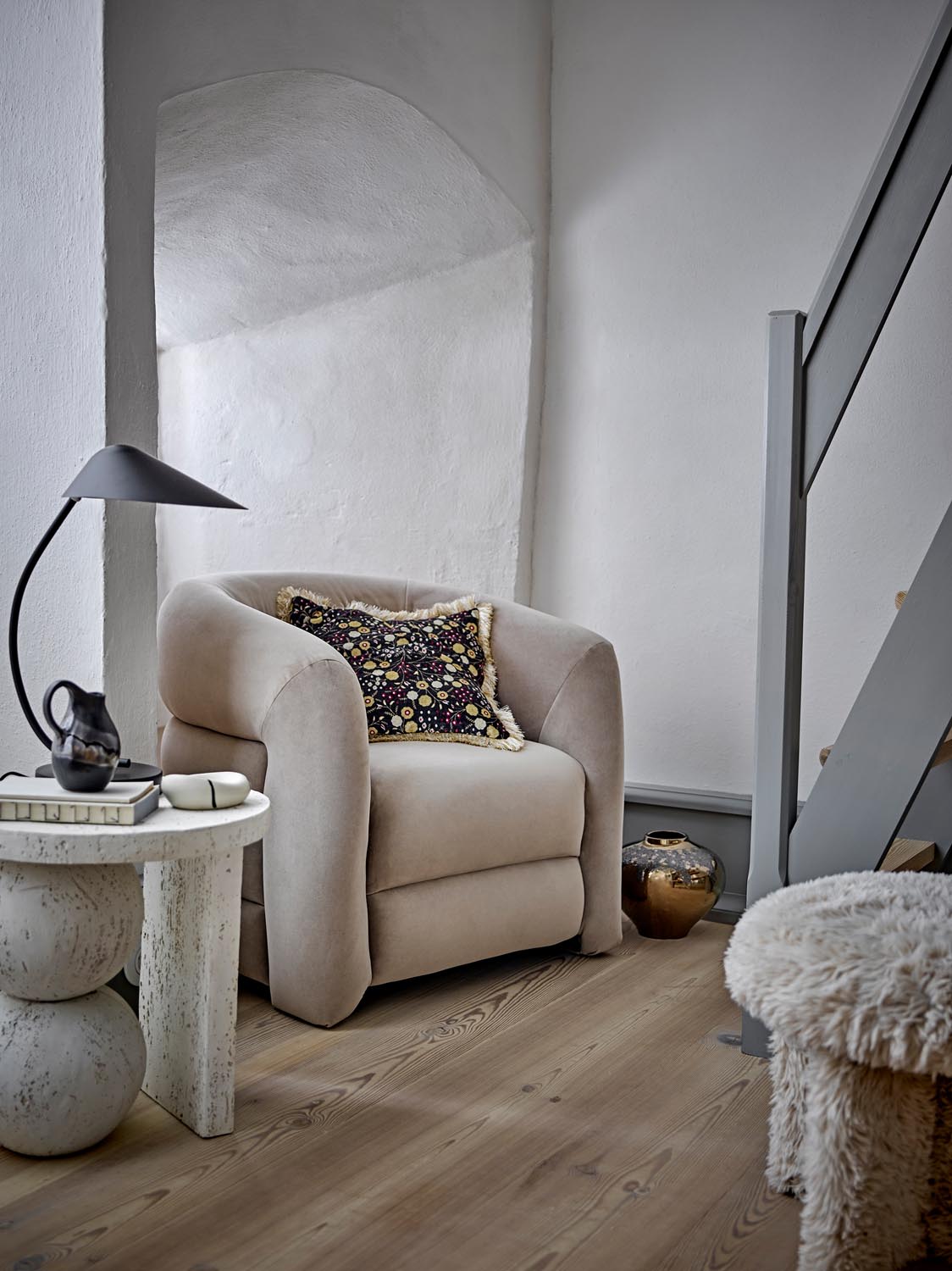 Tally Beistelltisch, Weiß, Harz in White präsentiert im Onlineshop von KAQTU Design AG. Standregal ist von Bloomingville