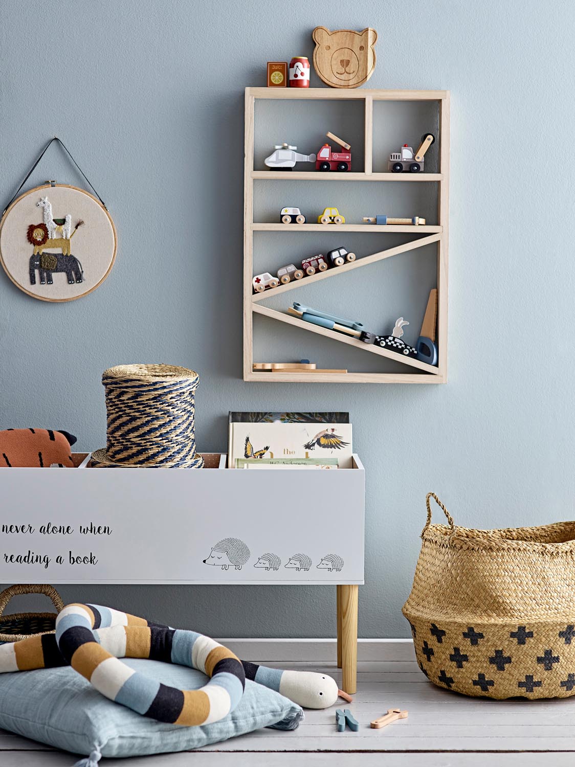 Salam Bücherständer, Weiß, FSC®100%, MDF in White präsentiert im Onlineshop von KAQTU Design AG. Bücherregal ist von Bloomingville Mini