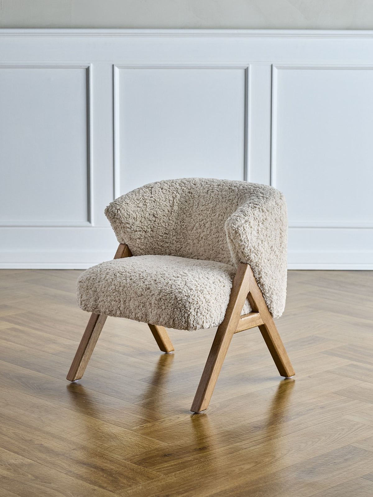 Camino Loungesessel von Bloomingville Mini in Natur, runde Form mit Teddy-Fleece-Bezug, Holzbeinen und Fusskappen.