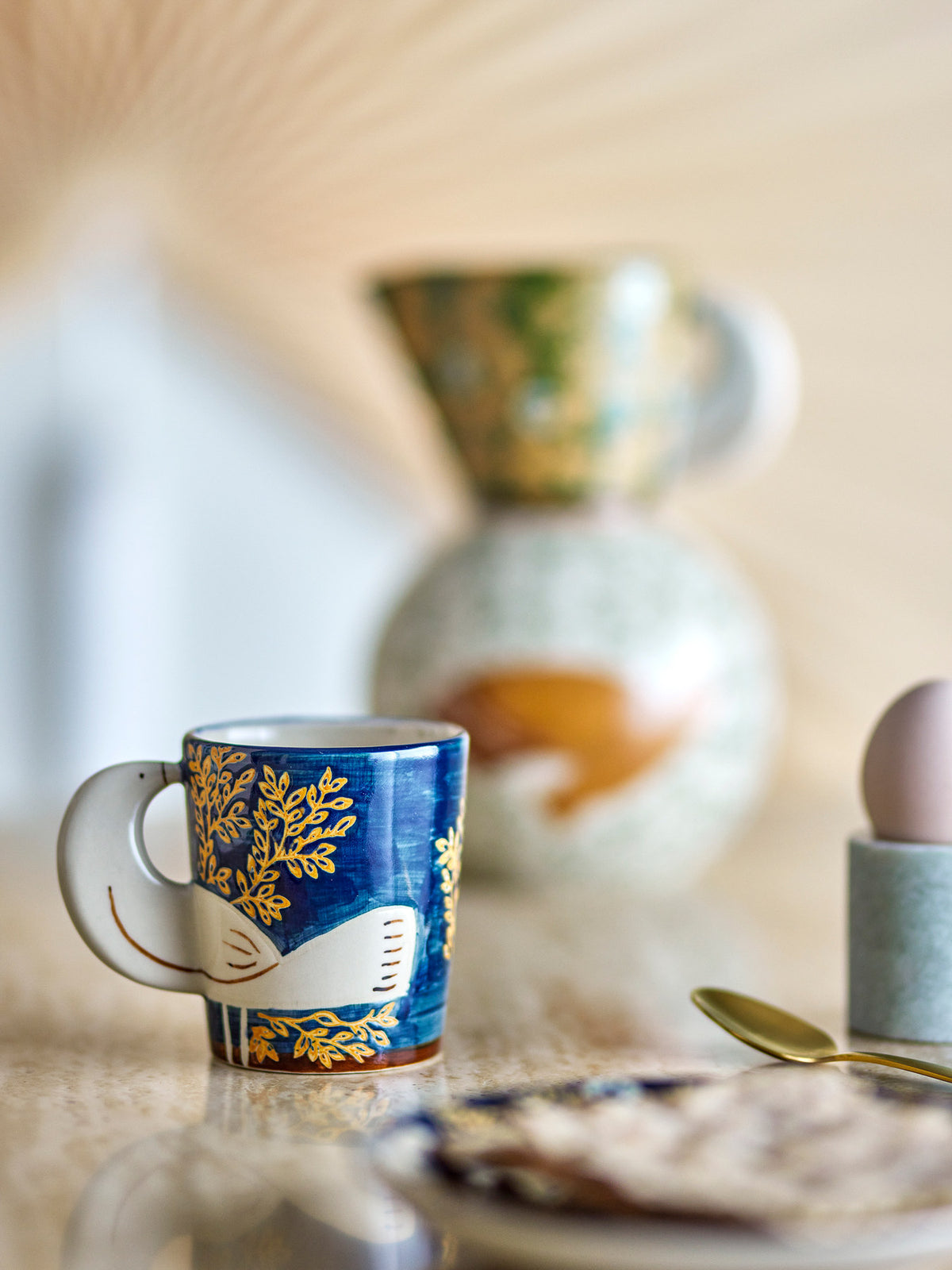 Hezha Tasse, Blue, Steingut in Blue präsentiert im Onlineshop von KAQTU Design AG. Tasse ist von Bloomingville