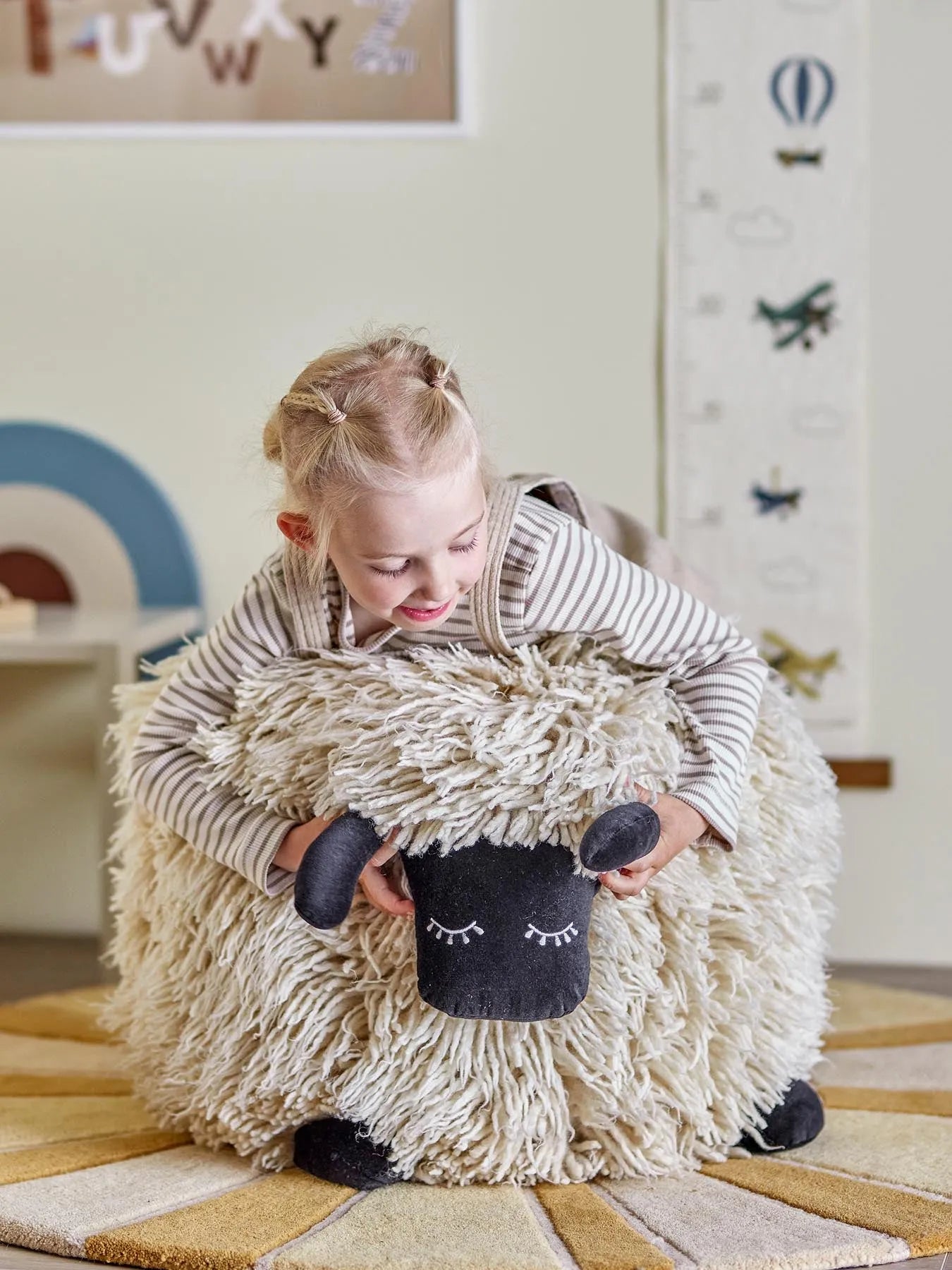 Dolly Pouf, Weiß, Wolle in Weiß präsentiert im Onlineshop von KAQTU Design AG. Pouf ist von Bloomingville Mini