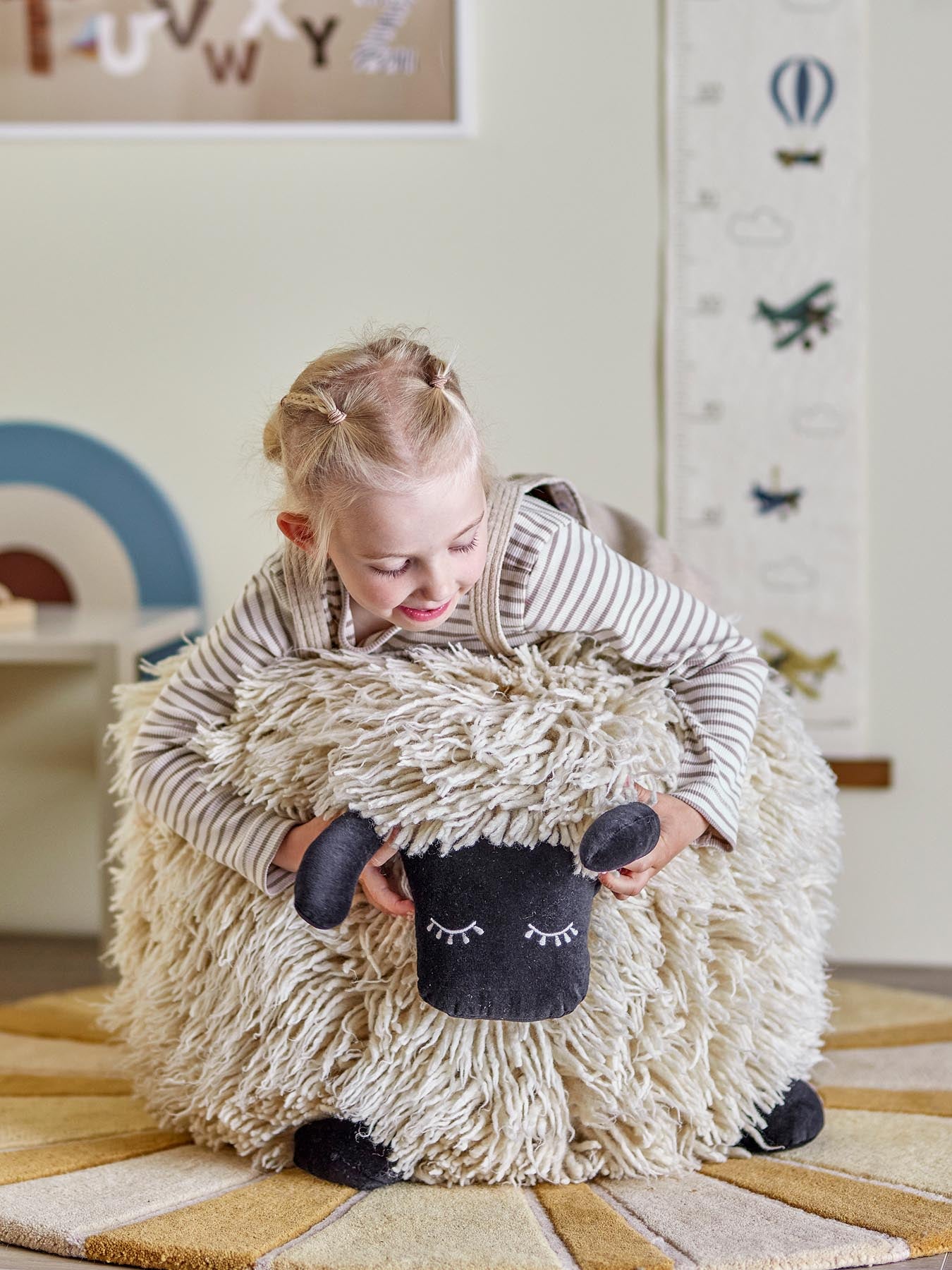 Dolly Pouf, Weiß, Wolle in Weiß präsentiert im Onlineshop von KAQTU Design AG. Pouf ist von Bloomingville Mini
