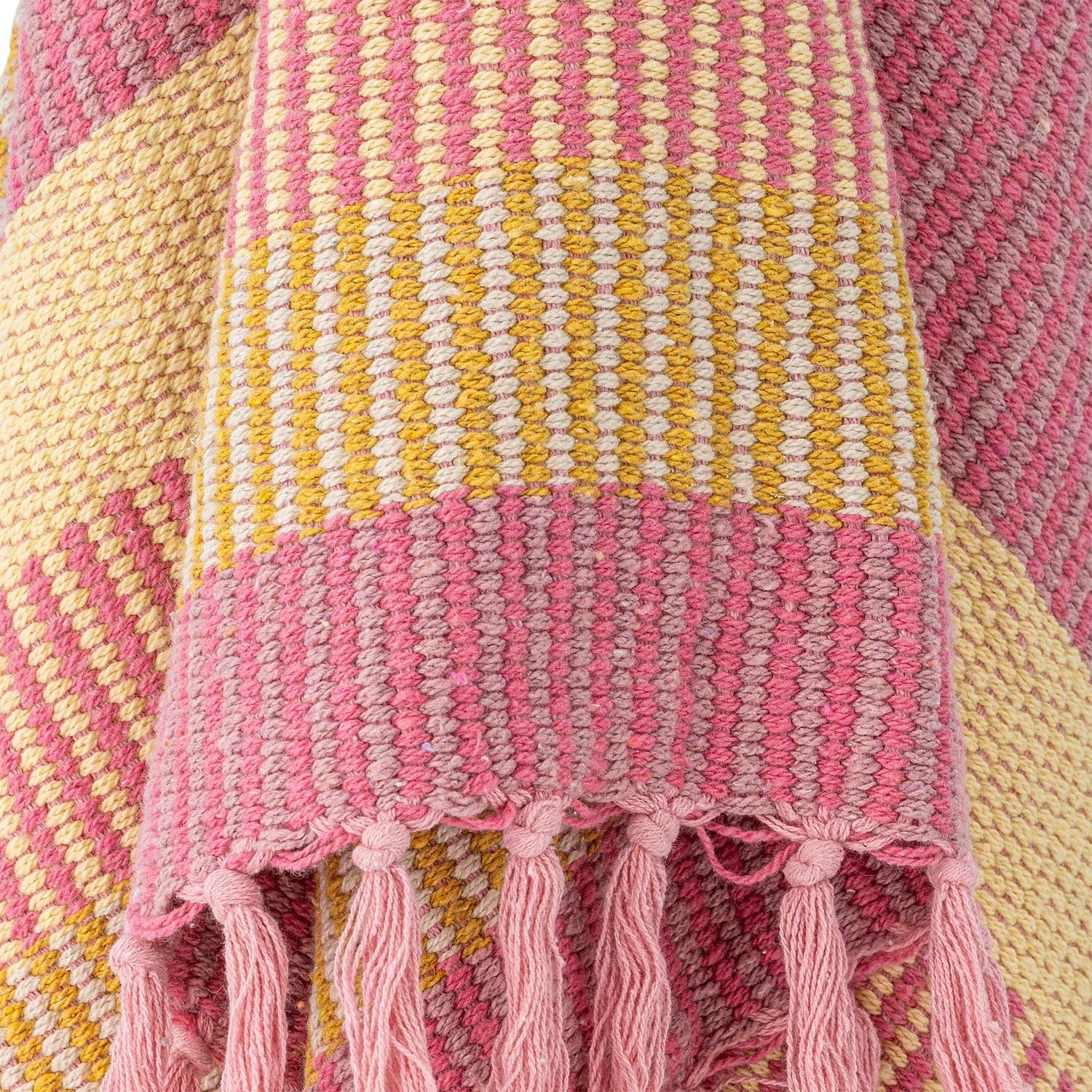 Isnel Decke, Pink, Recycelte Baumwolle in Rosa präsentiert im Onlineshop von KAQTU Design AG. Bettüberwurf ist von Creative Collection