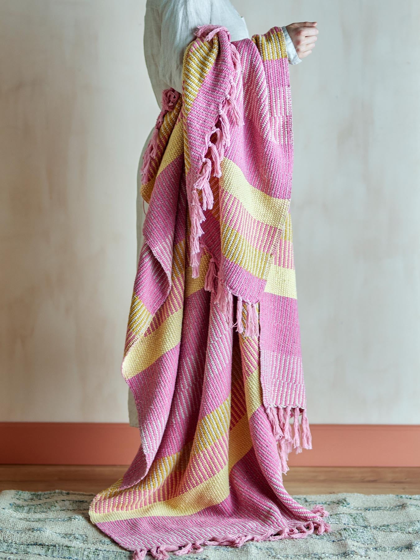 Isnel Decke, Pink, Recycelte Baumwolle in Rosa präsentiert im Onlineshop von KAQTU Design AG. Bettüberwurf ist von Creative Collection