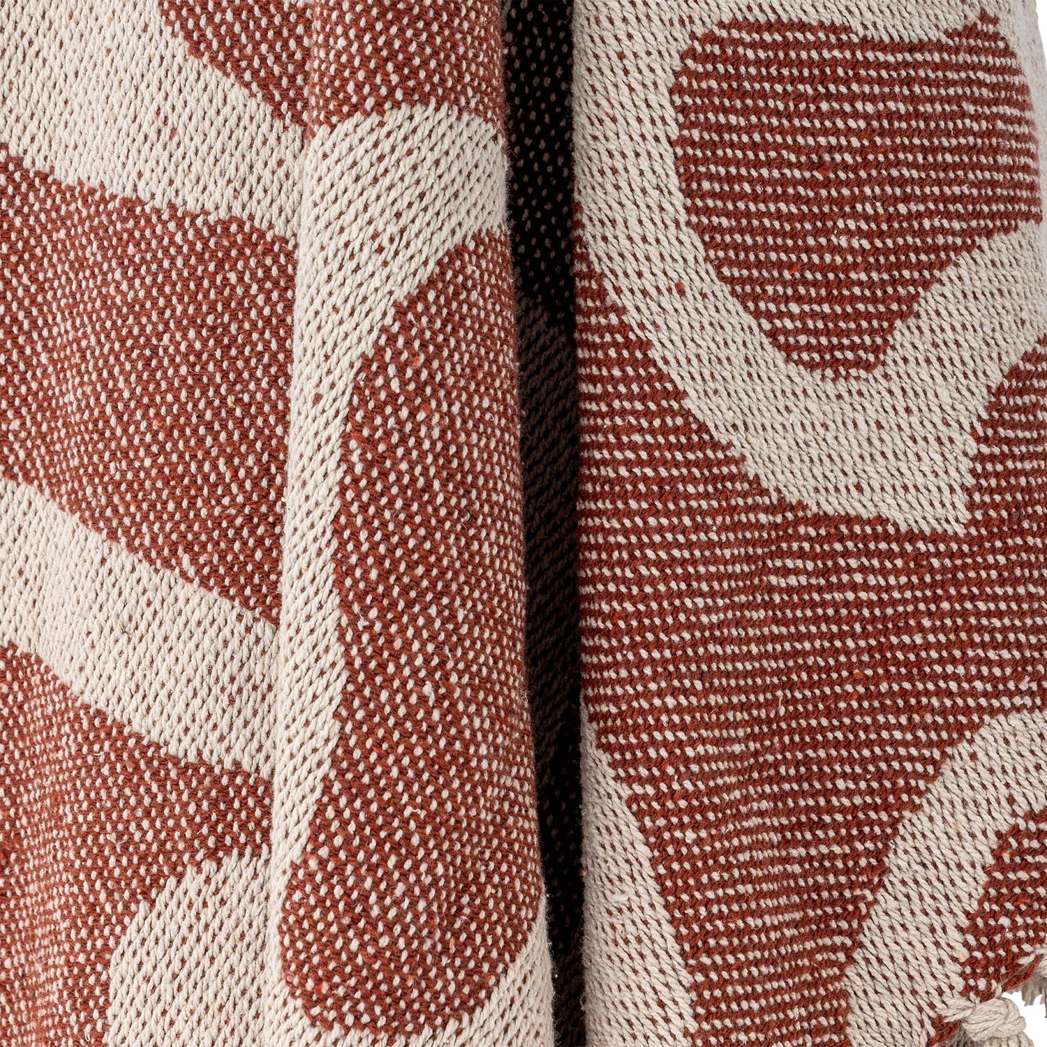 Die Salobre Decke von Bloomingville aus recycelter Baumwolle vereint stilvolles Design und Umweltbewusstsein. Ideal für jedes Zuhause!