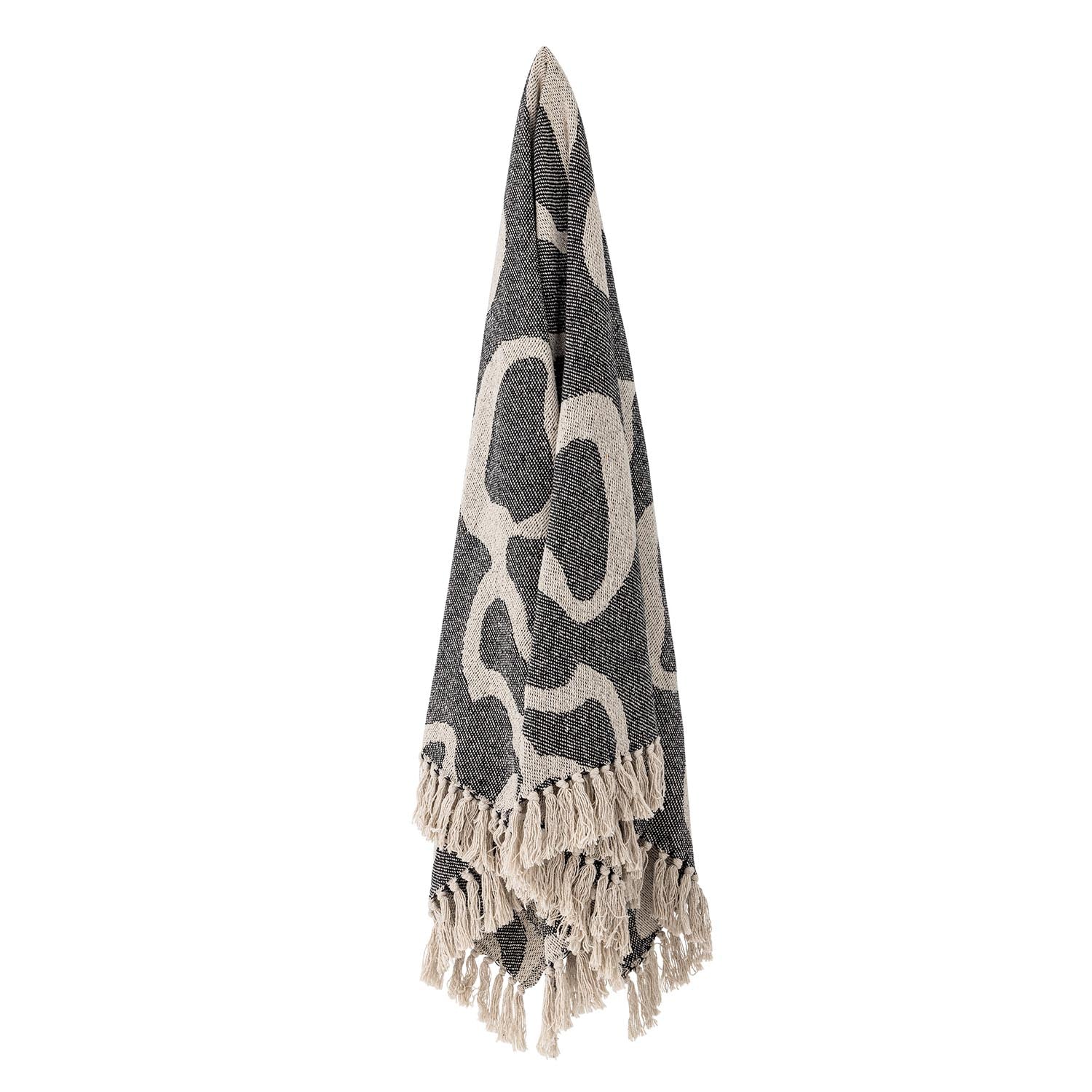 Verleihen Sie Ihrem Zuhause mit der Salobre Decke von Bloomingville aus recycelter Baumwolle einen eleganten Akzent. Schwarz-beige mit charmanten Fransen.