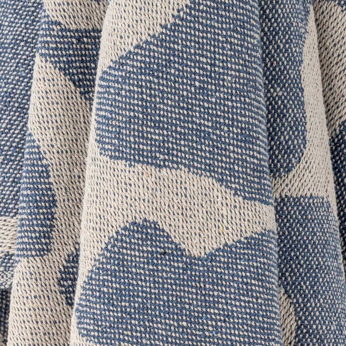 Gewebte Wolldecke Salobre von Bloomingville in Blau mit abstraktem Muster, langen Fransen am Rand, Material aus Baumwolle, Polyester und Viskose