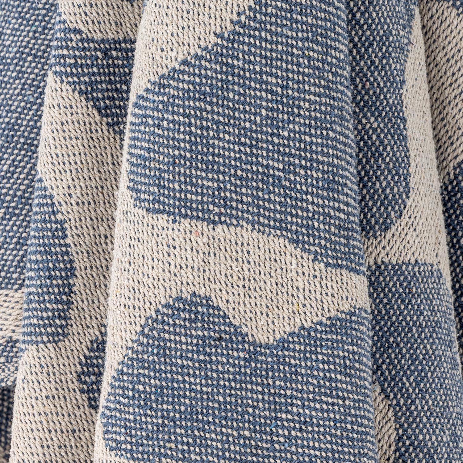 Die Salobre Decke von Bloomingville in Blau ist ein elegantes Wohnaccessoire aus recycelter Baumwolle, das Stil und Umweltbewusstsein vereint.