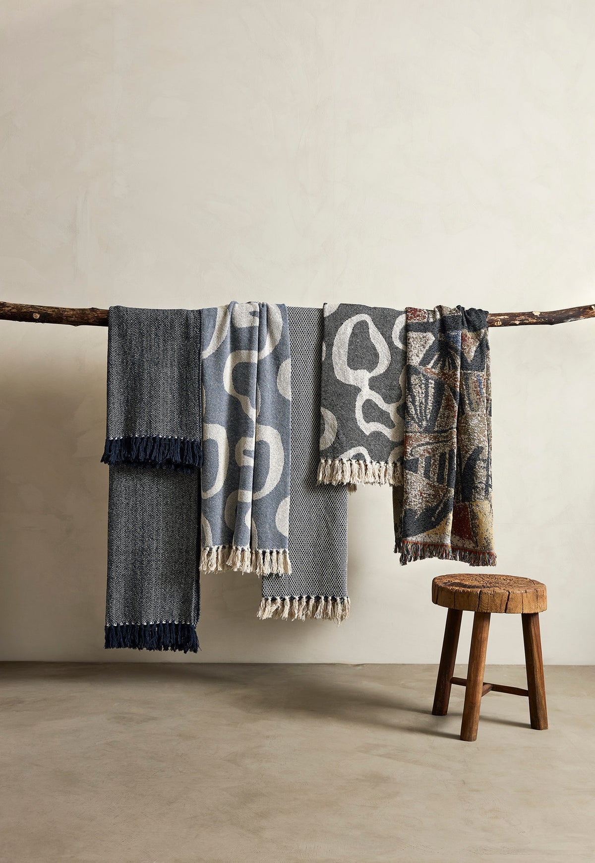 Gewebte Wolldecke Salobre von Bloomingville in Blau mit abstraktem Muster, langen Fransen am Rand, Material aus Baumwolle, Polyester und Viskose