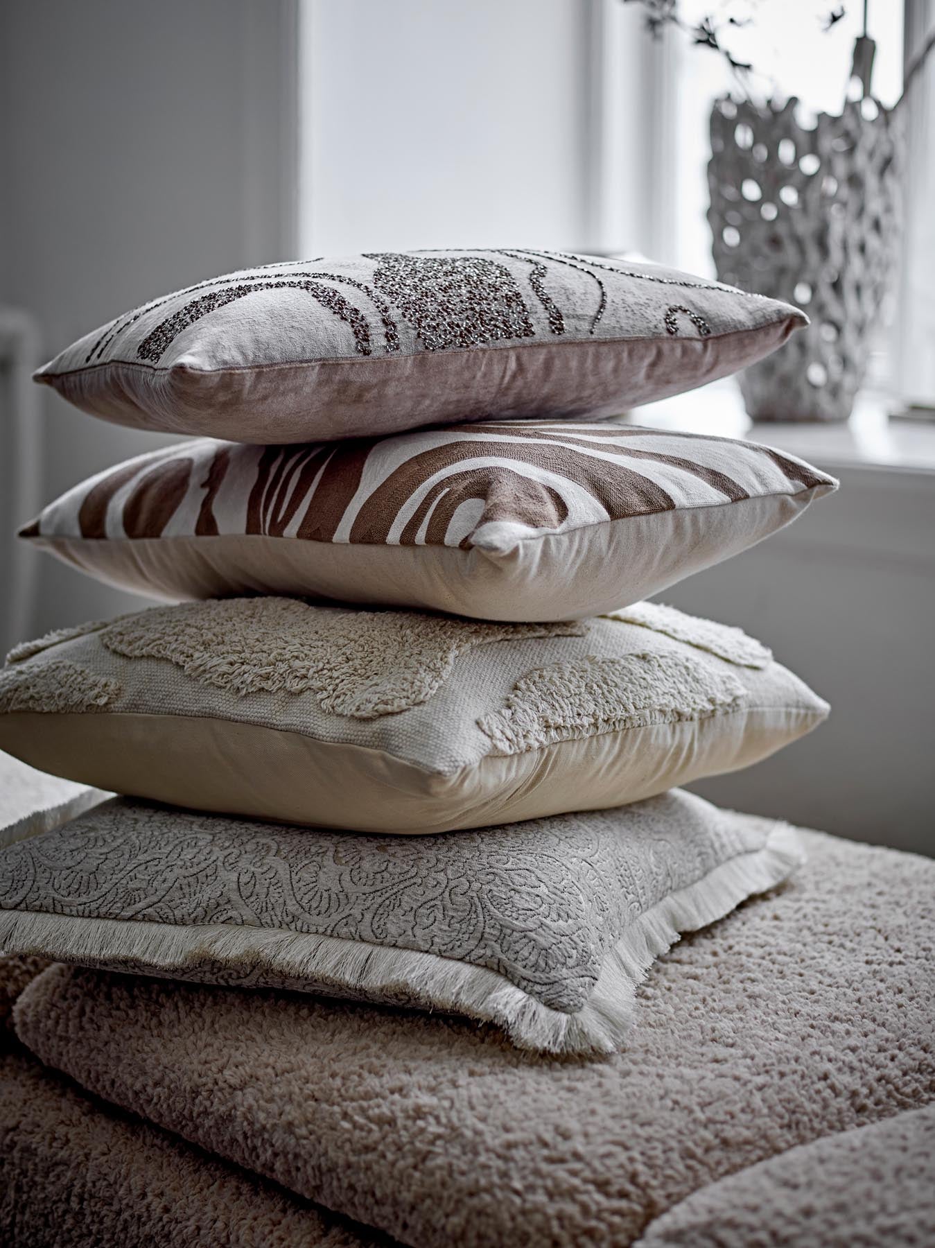 Aba Kissen, Natur, Baumwolle in Natur präsentiert im Onlineshop von KAQTU Design AG. Deko Kissen ist von Bloomingville
