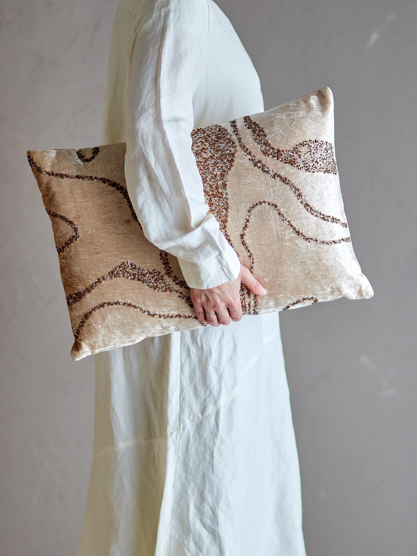 Verleihen Sie Ihrem Zuhause mit dem Adelona Kissen von Bloomingville in edlem Braun einen Hauch von Eleganz und Gemütlichkeit. Hergestellt aus luxuriösem Viskose-Velours, bietet es unvergleichlichen Komfort.