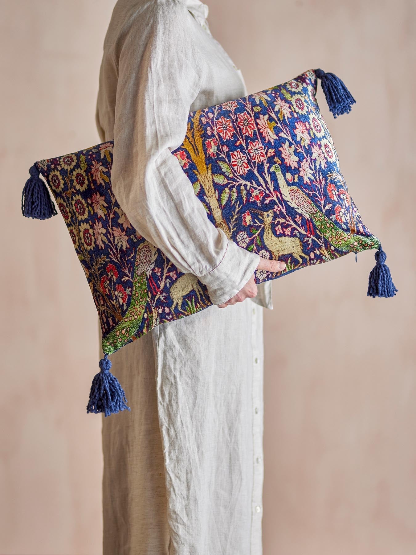 Adya Kissen, Blau, Viskose in Blau präsentiert im Onlineshop von KAQTU Design AG. Deko Kissen ist von Creative Collection