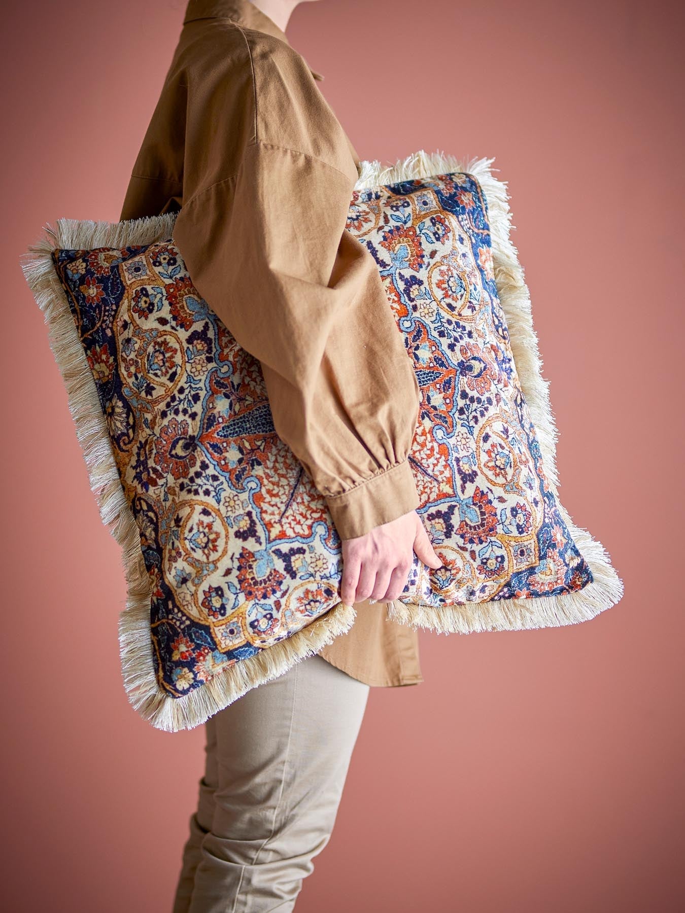 Asu Kissen, Braun, Viskose in Braun präsentiert im Onlineshop von KAQTU Design AG. Kissen ist von Creative Collection