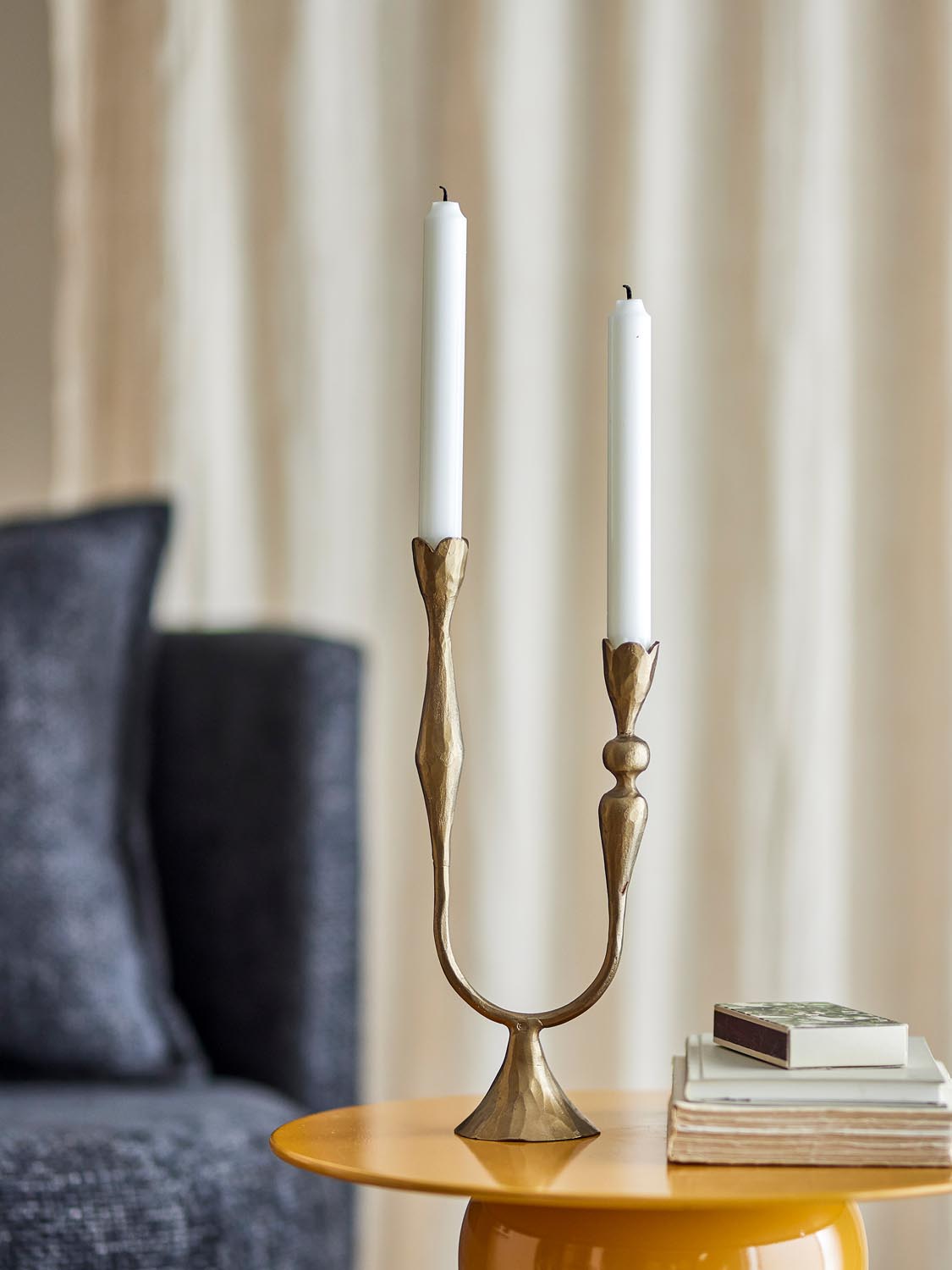 Vesc Kerzenhalter, Brass, Metall in Brass präsentiert im Onlineshop von KAQTU Design AG. Kerzenständer ist von Bloomingville