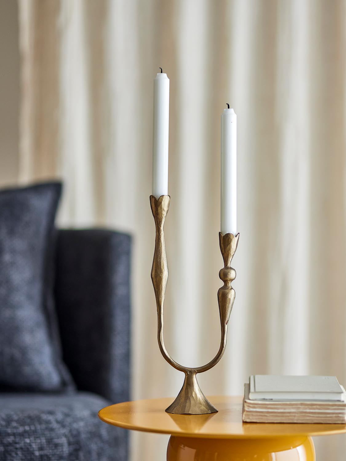 Vesc Kerzenhalter, Brass, Metall in Brass präsentiert im Onlineshop von KAQTU Design AG. Kerzenständer ist von Bloomingville