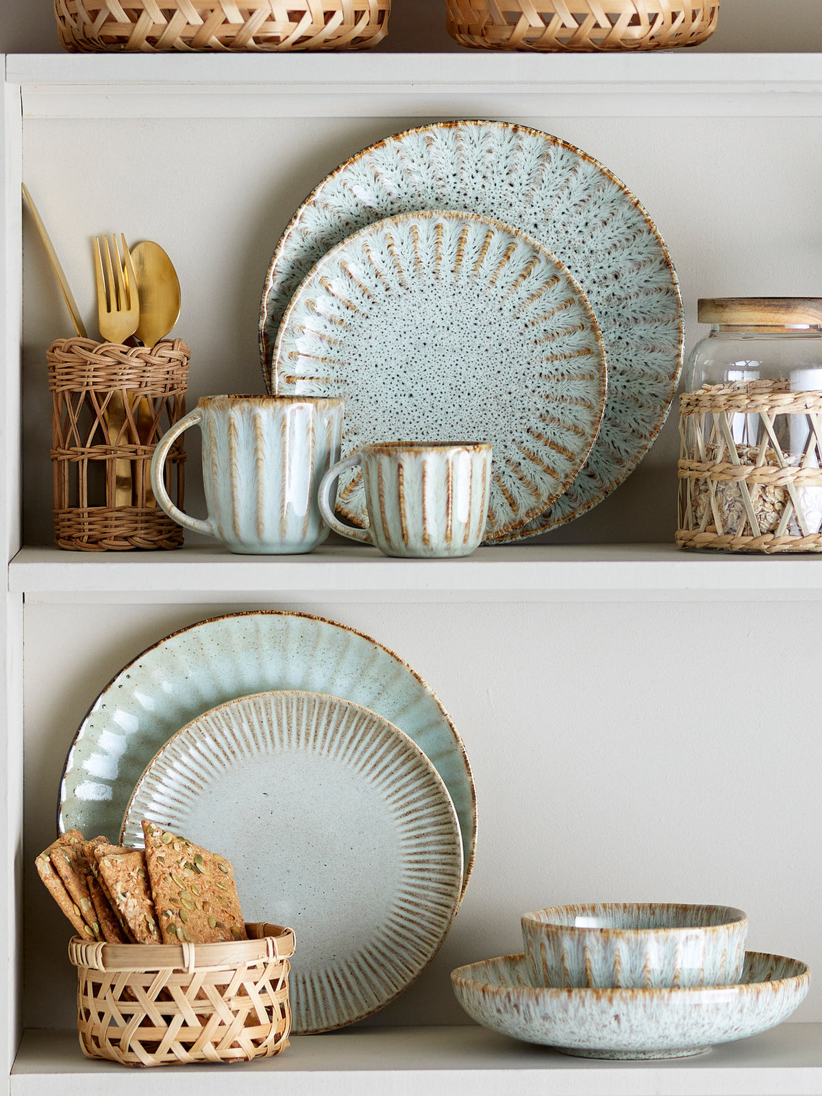 Fleur Becher in Beige aus Steinzeug von Creative Collection, rund geformt, mit reaktiver Glasur und leicht variierender Farbgebung im Boho Chic Stil.