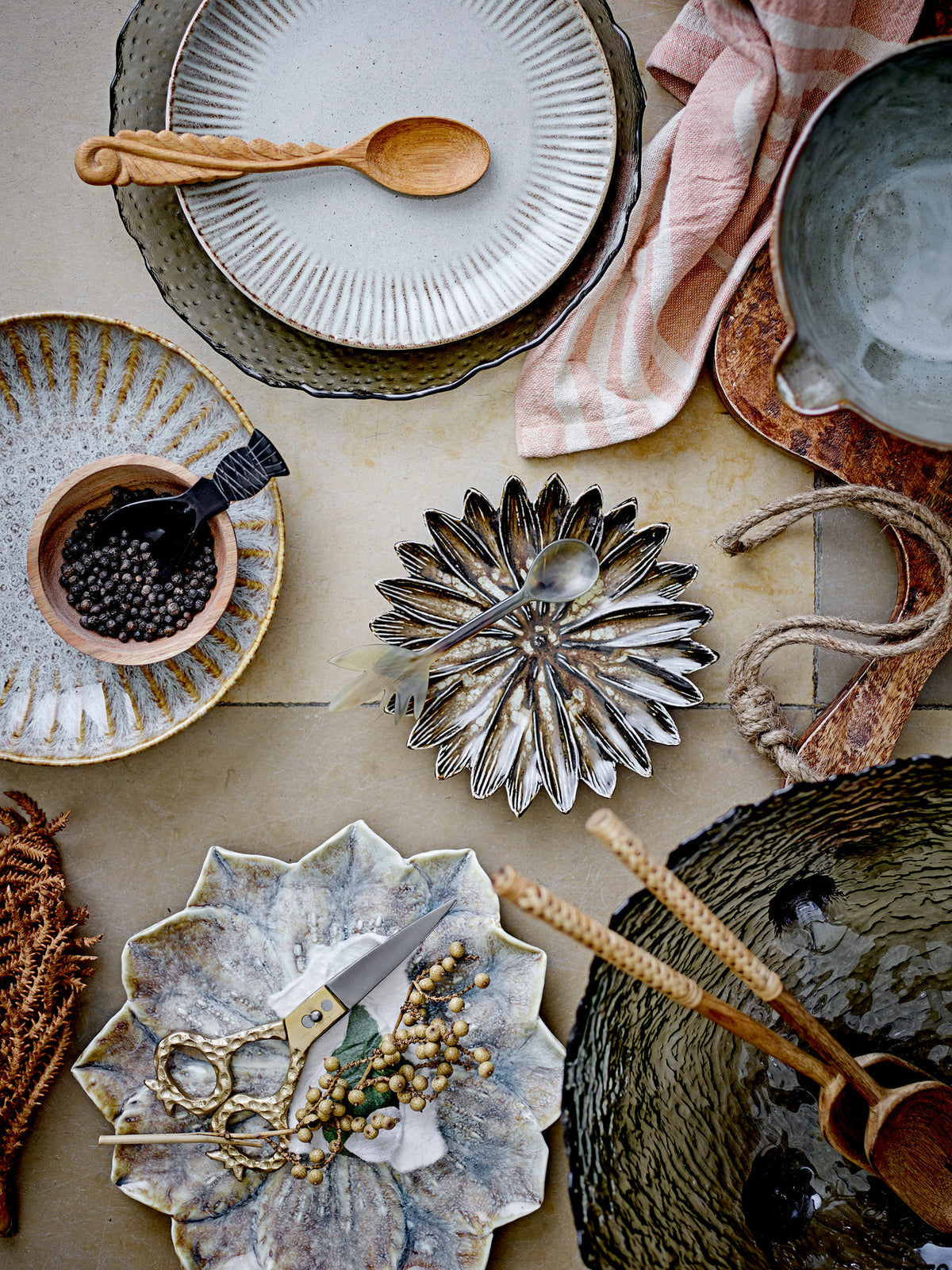 Tiefer Teller in Beige aus Steingut mit reaktiver Glasur, runde Form, Serie Fleur von Creative Collection, auf hellem Hintergrund fotografiert.