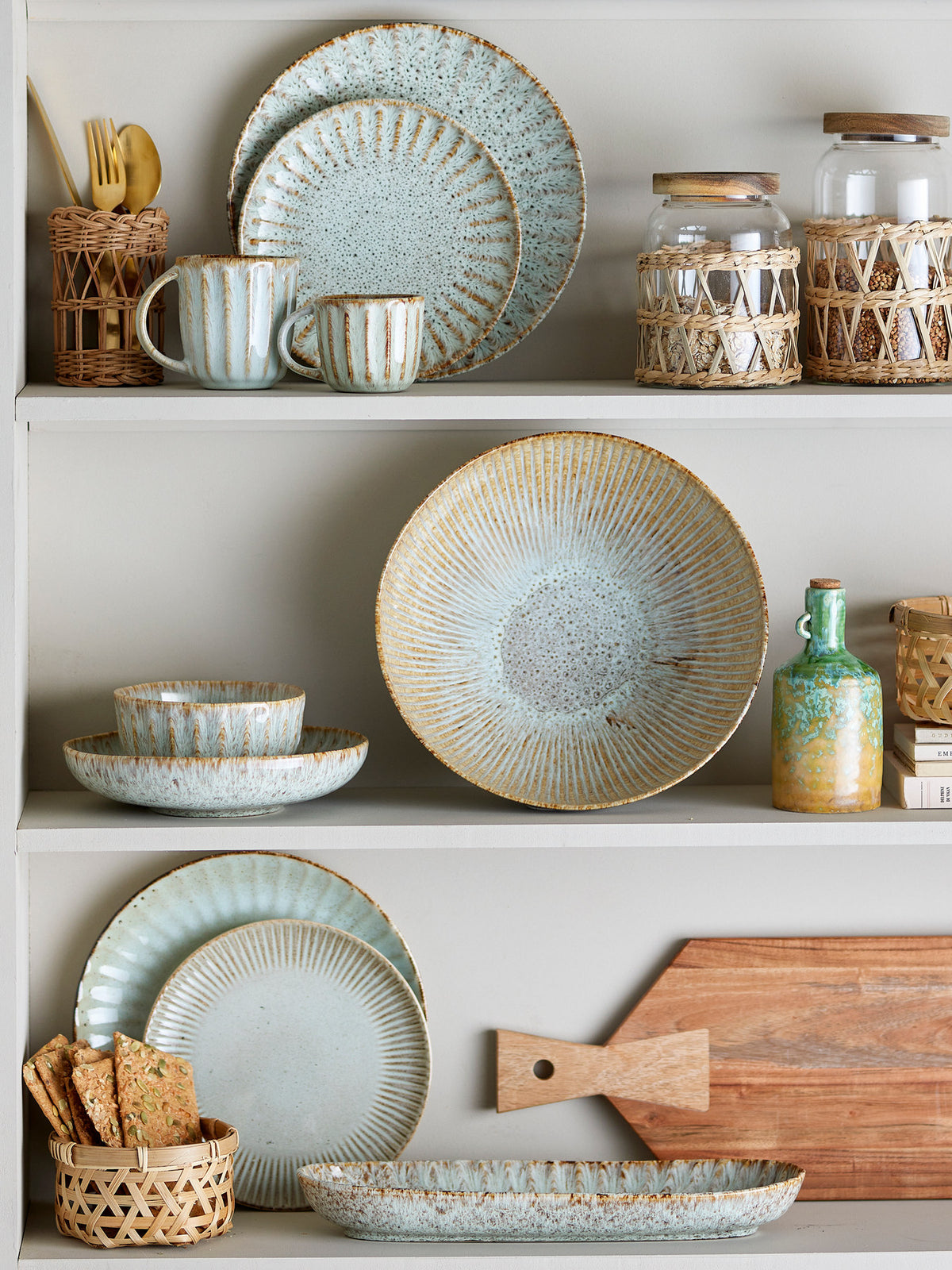 Runde Schale aus Steingut in Beige mit reaktiver Glasur, weiche Form, Serie Fleur von Creative Collection, auf hellem Hintergrund fotografiert