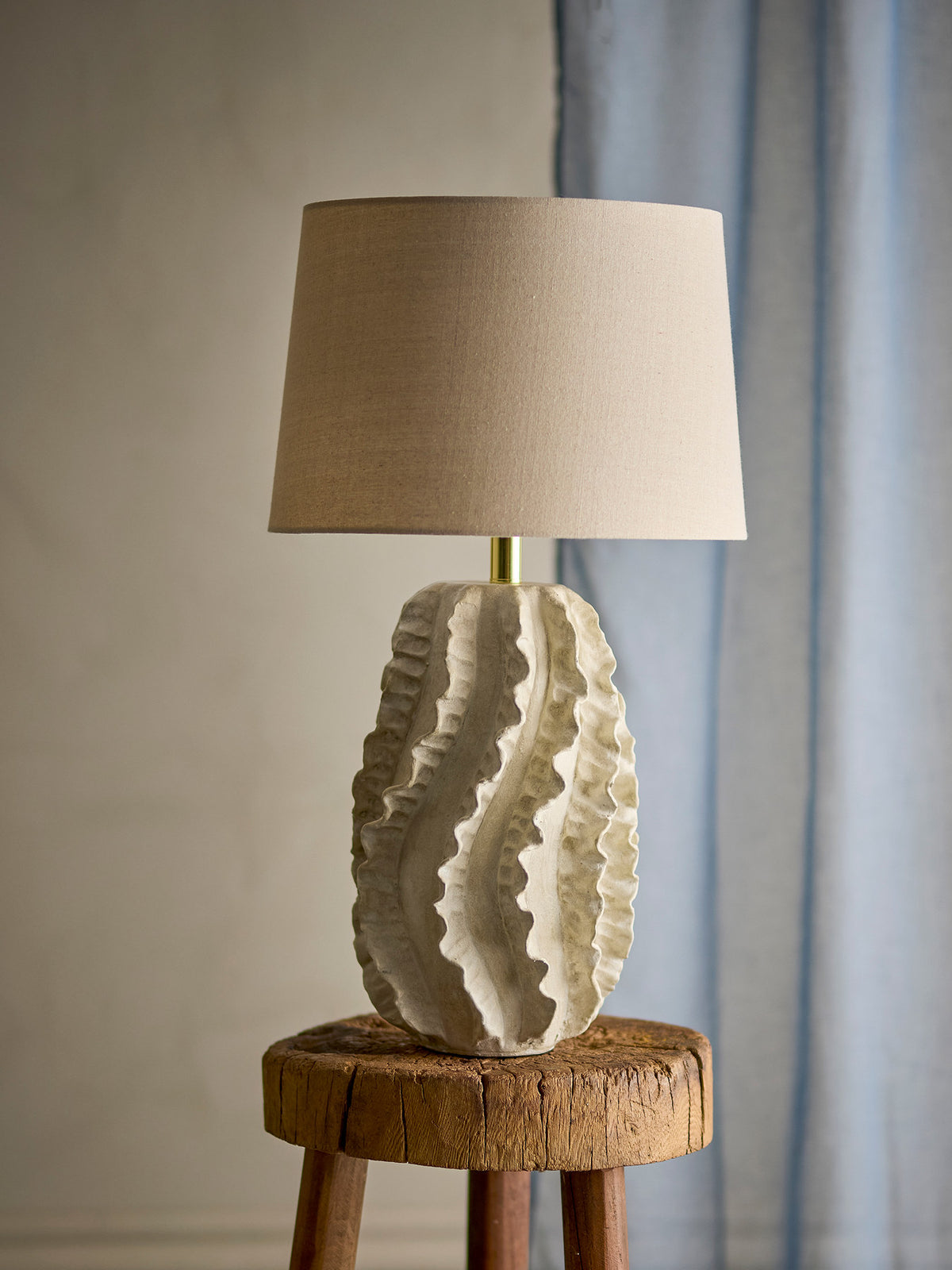 Natika Tischlampe, Weiss, Steingut von Creative Collection: handgefertigter Lampenfuss aus Steingut mit weissem Leinenschirm im Boho-Chic-Stil.