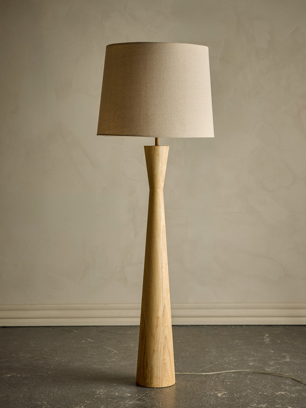 Leonor Stehlampe, Natur, Gummibaumholz in Natur präsentiert im Onlineshop von KAQTU Design AG. Stehleuchte ist von Creative Collection